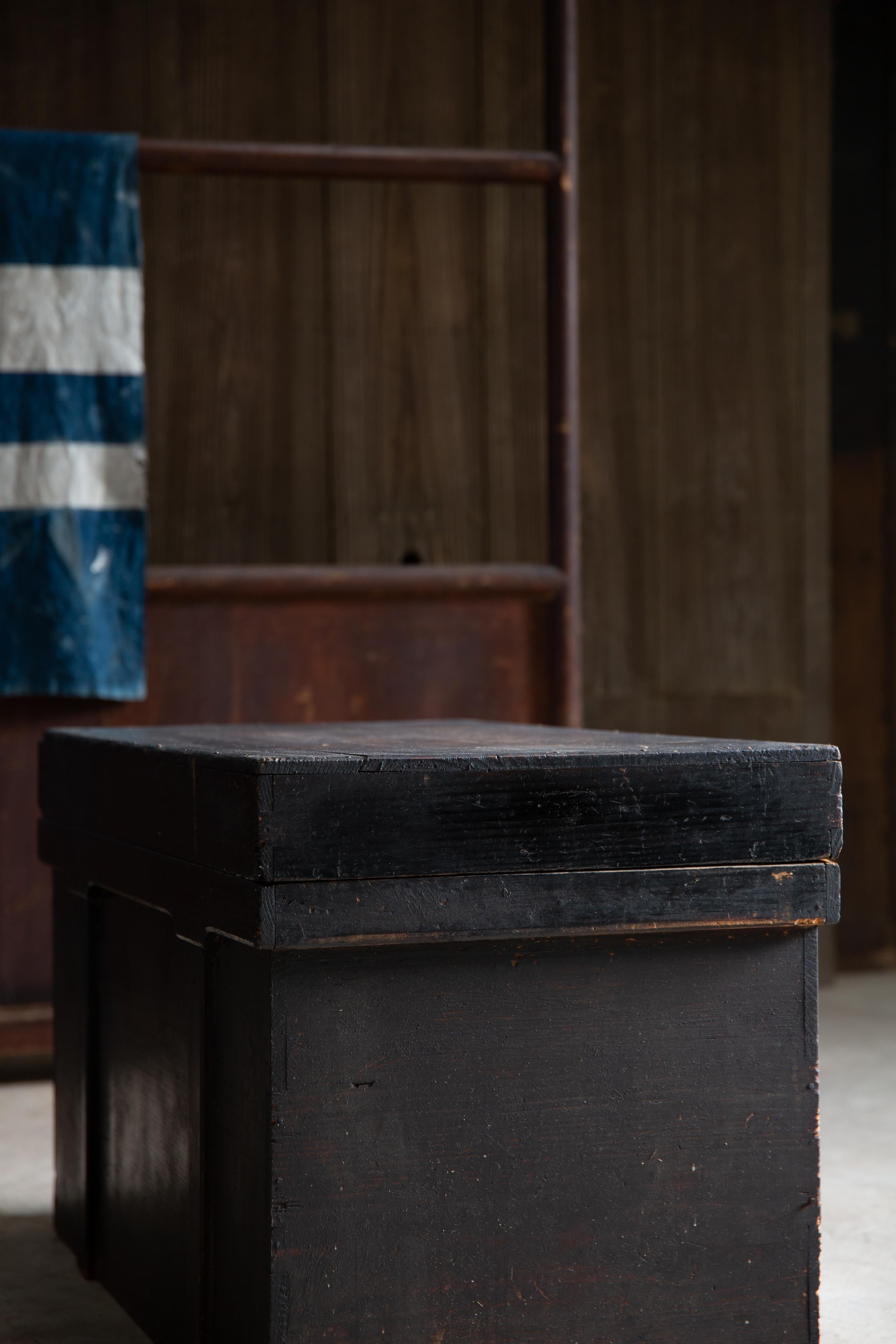 Cassapanca antica giapponese di Edo del 1840-1860 in legno nero con coperchio, wabi sabi in vendita 8
