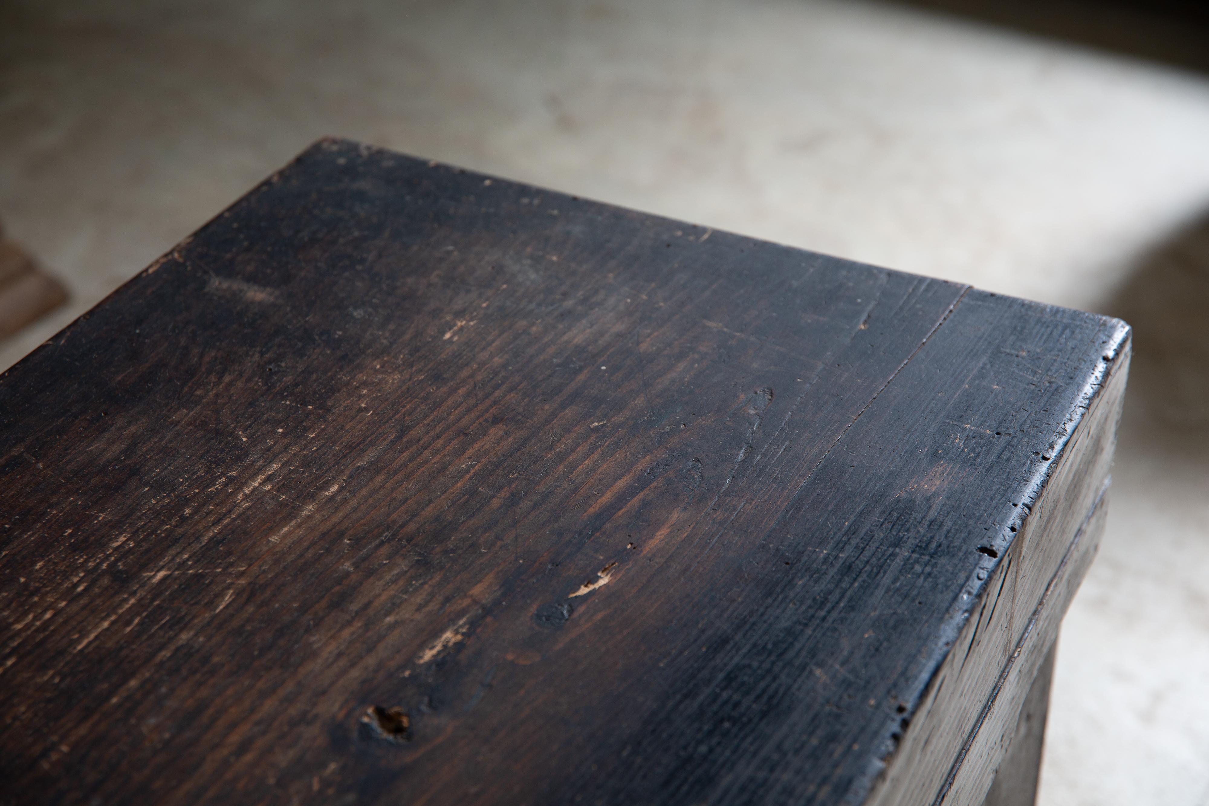 Cassapanca antica giapponese di Edo del 1840-1860 in legno nero con coperchio, wabi sabi in vendita 10