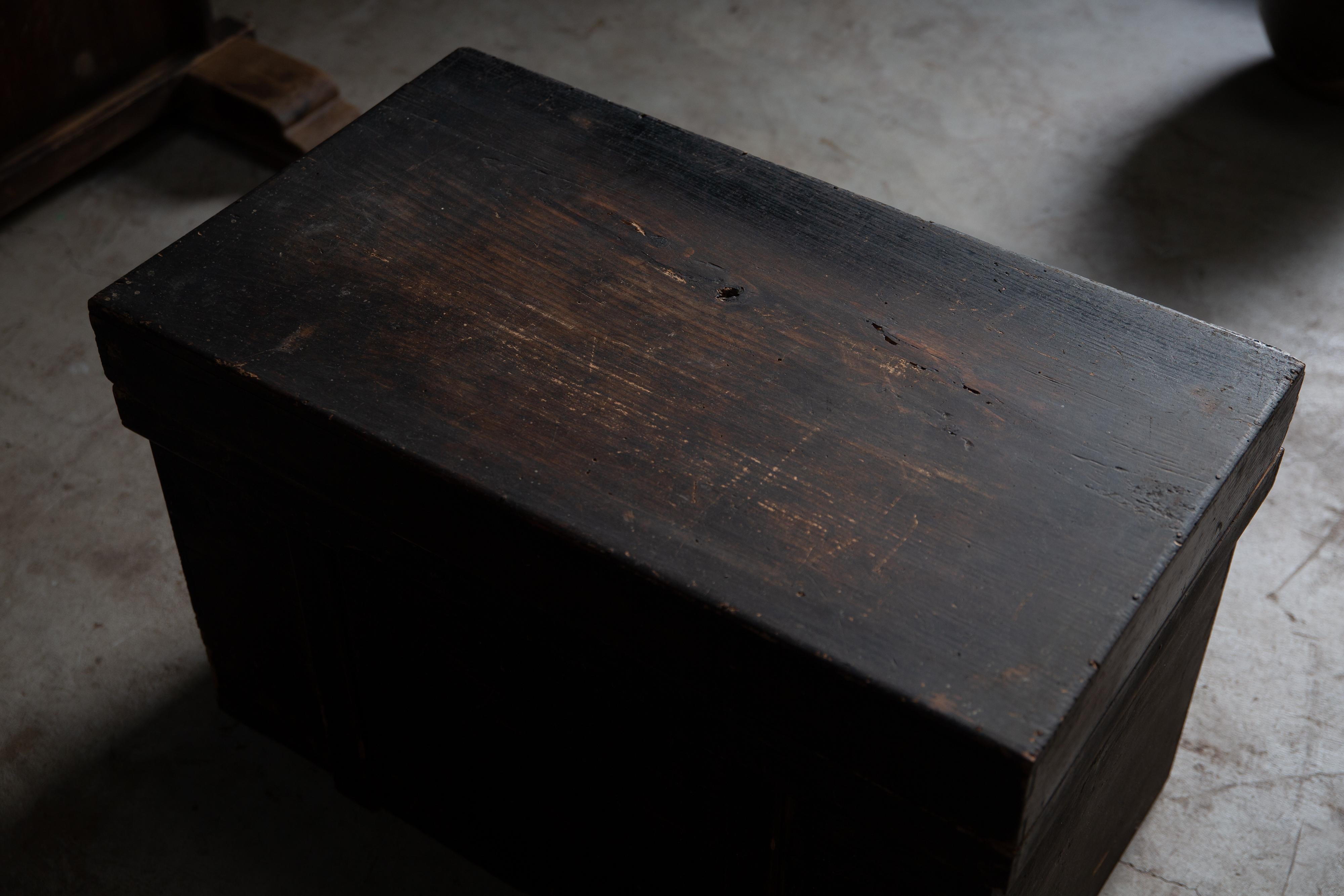 Cassapanca antica giapponese di Edo del 1840-1860 in legno nero con coperchio, wabi sabi in vendita 12