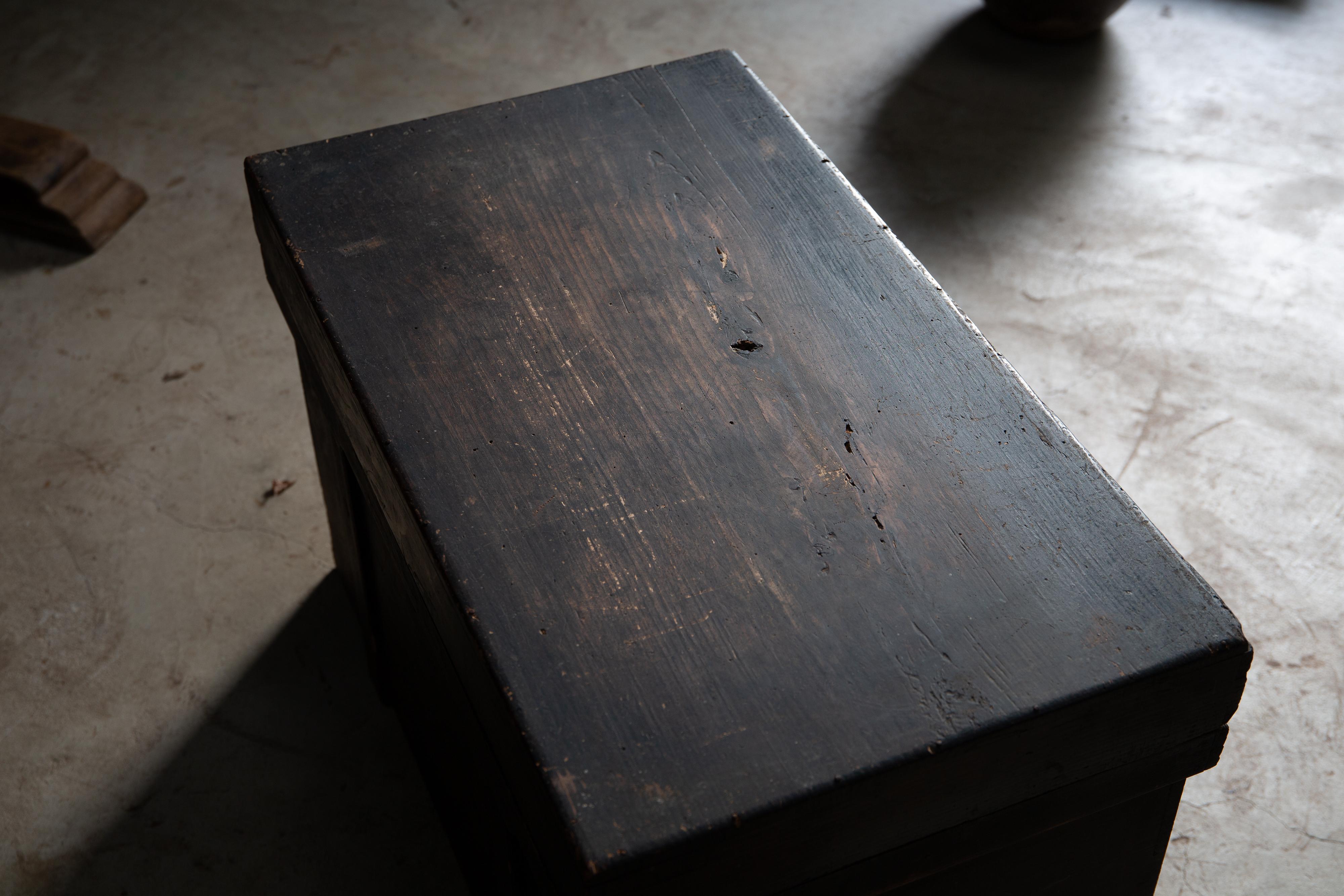 Cassapanca antica giapponese di Edo del 1840-1860 in legno nero con coperchio, wabi sabi in vendita 13