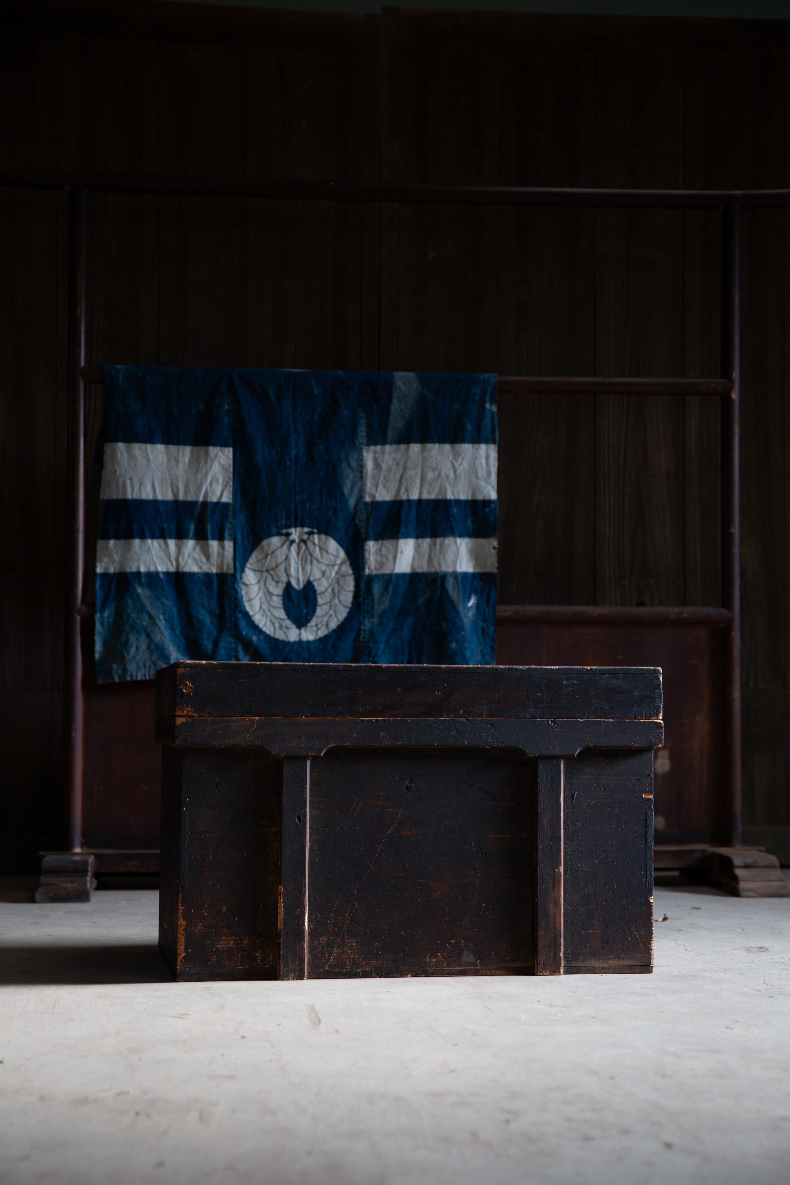 Giapponese Cassapanca antica giapponese di Edo del 1840-1860 in legno nero con coperchio, wabi sabi in vendita