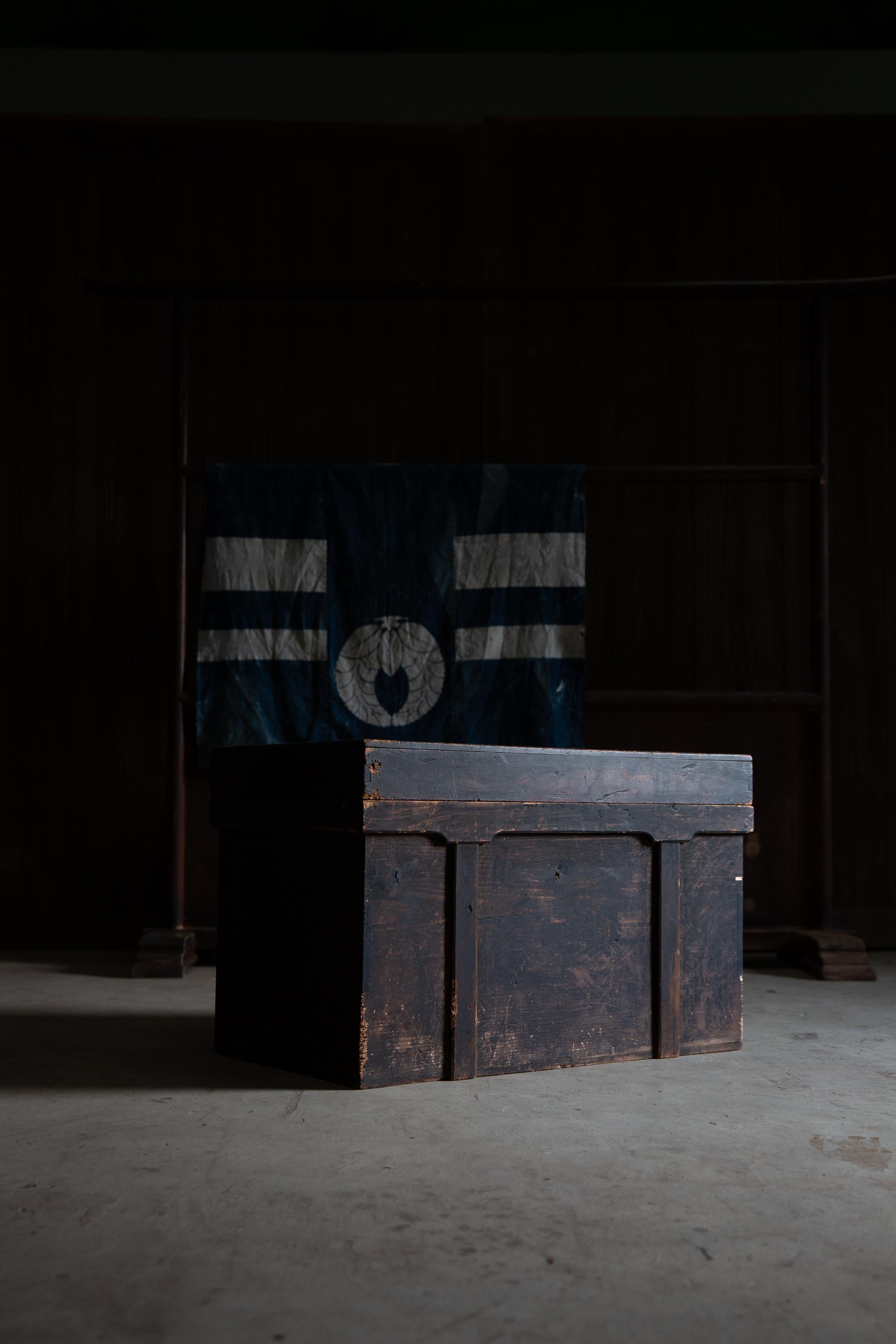Laccato Cassapanca antica giapponese di Edo del 1840-1860 in legno nero con coperchio, wabi sabi in vendita