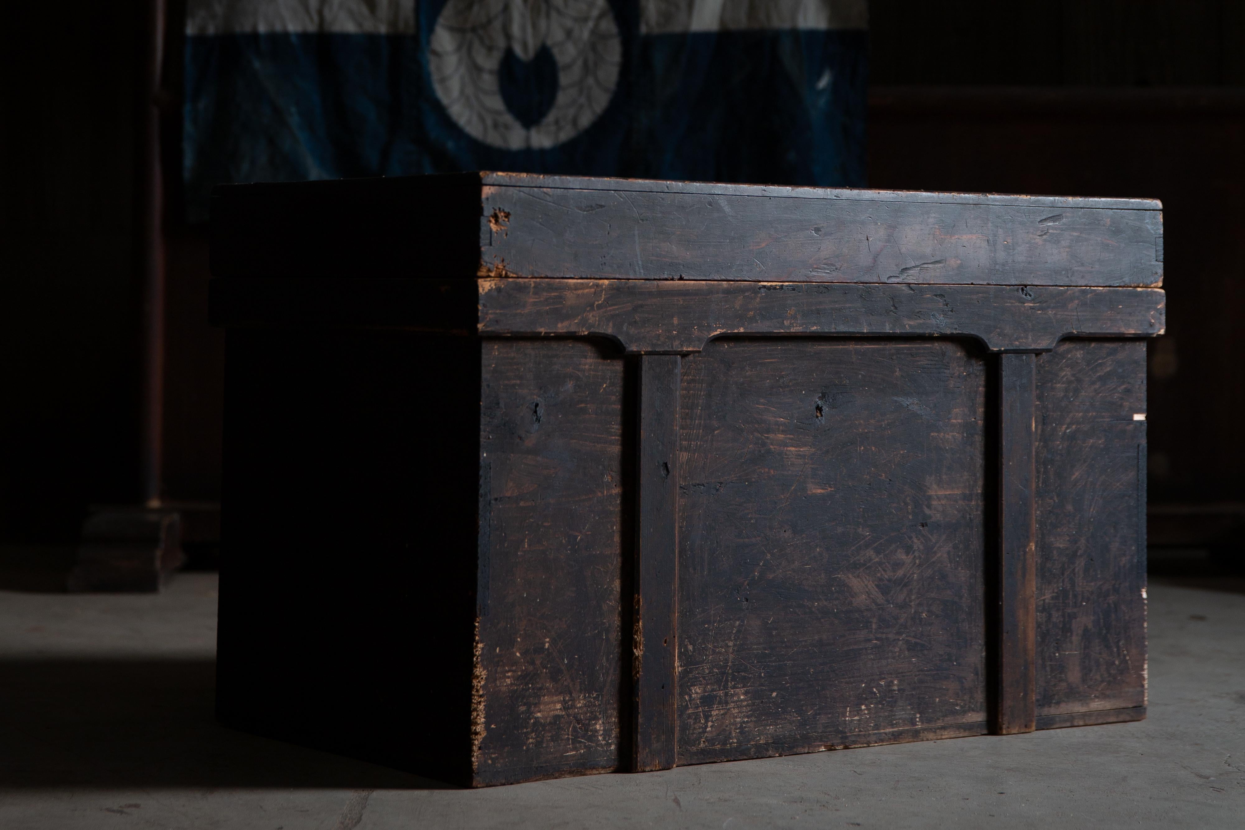 Cassapanca antica giapponese di Edo del 1840-1860 in legno nero con coperchio, wabi sabi in vendita 1