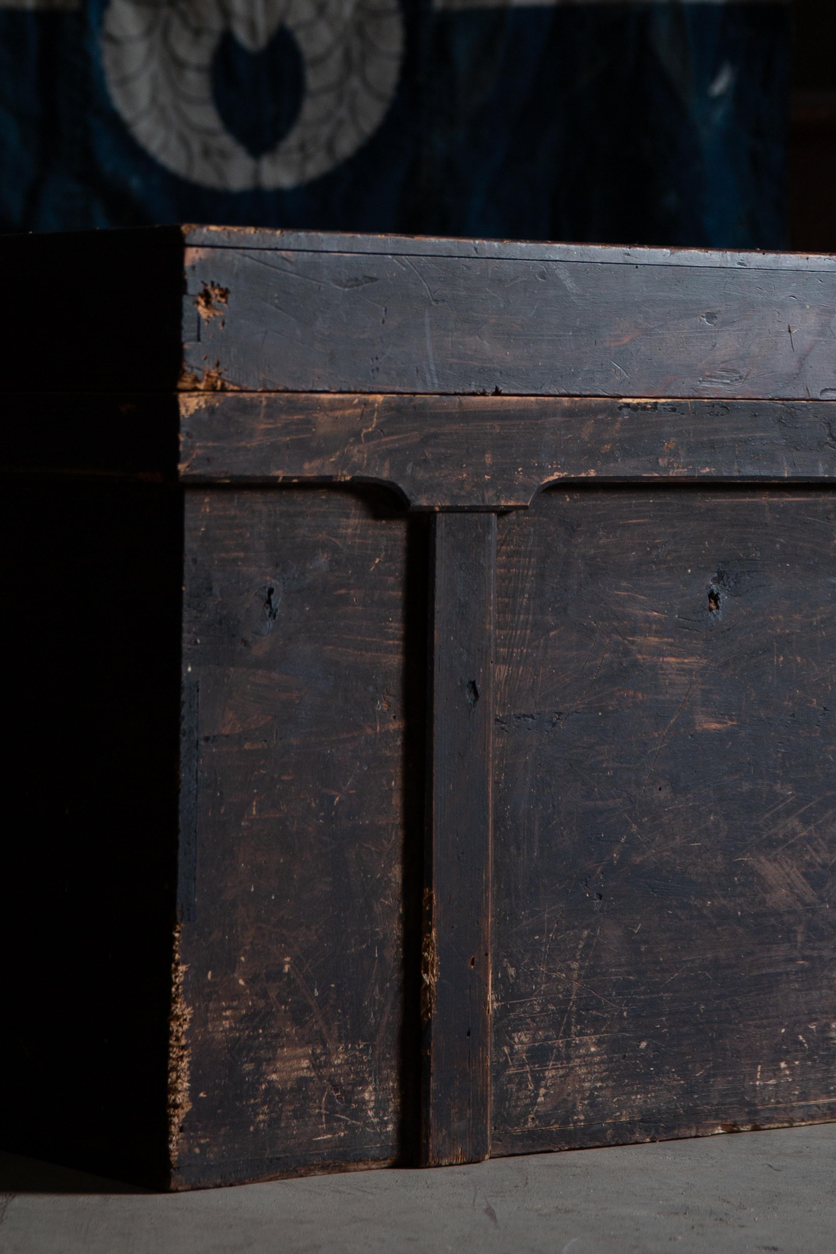 Cassapanca antica giapponese di Edo del 1840-1860 in legno nero con coperchio, wabi sabi in vendita 2