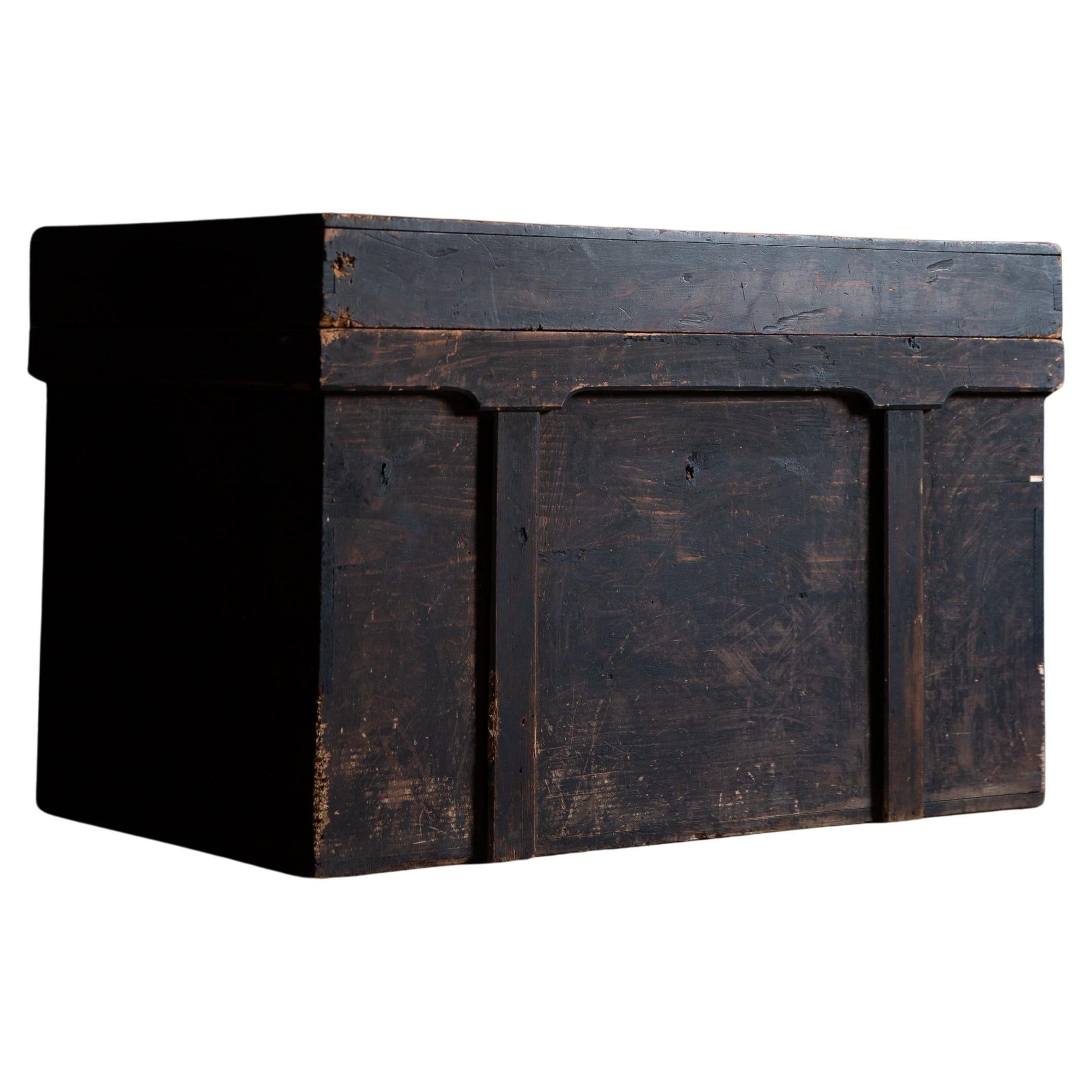 Cassapanca antica giapponese di Edo del 1840-1860 in legno nero con coperchio, wabi sabi in vendita