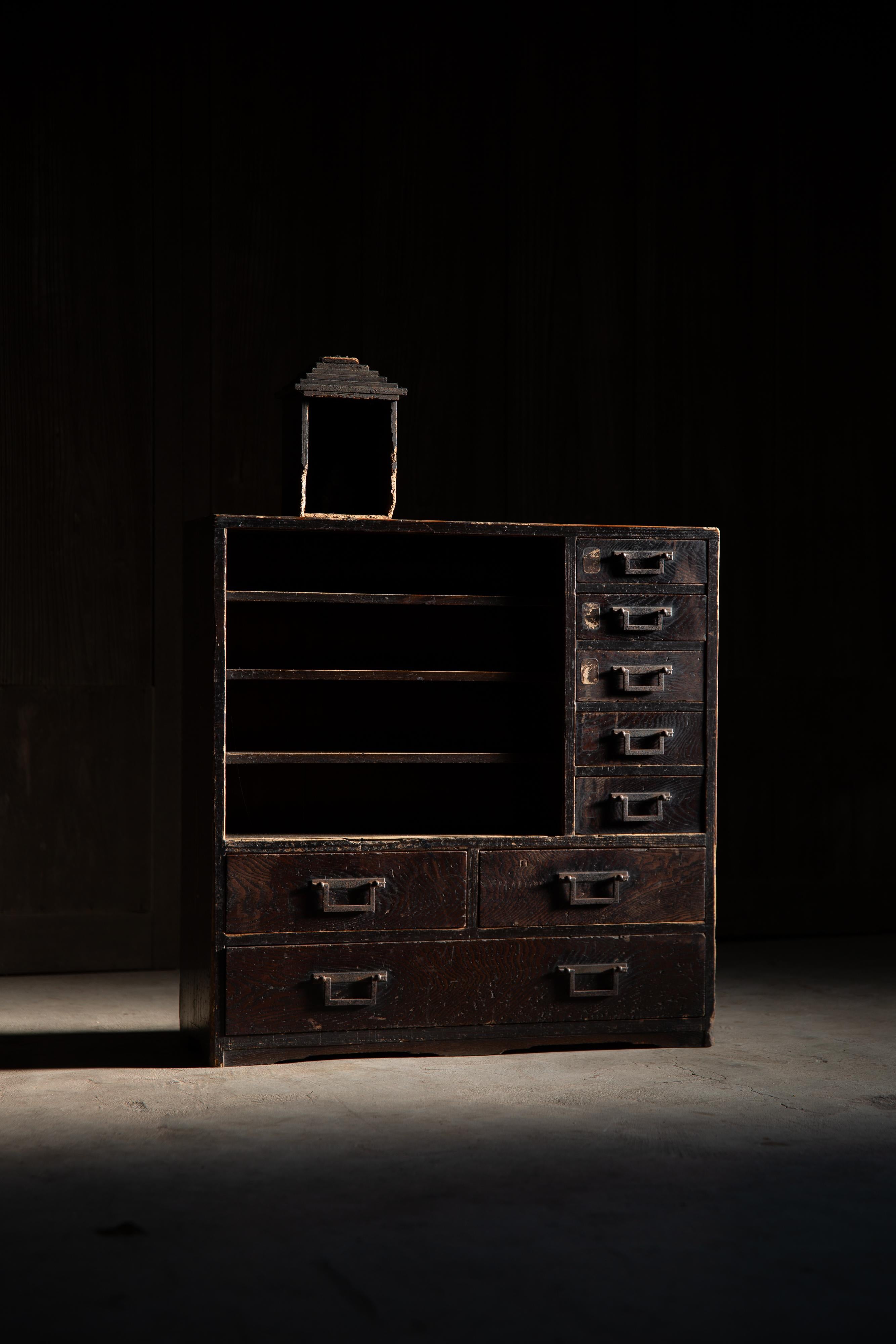 Japanese antique shallow Tansu chest of drawers with 4 shelves - made of quality red pine & chestnut.
The product of 1840s - 1860s (late Edo period) estimate from the style & conditions.
Warm dark color from original urushi lacquer & wood material