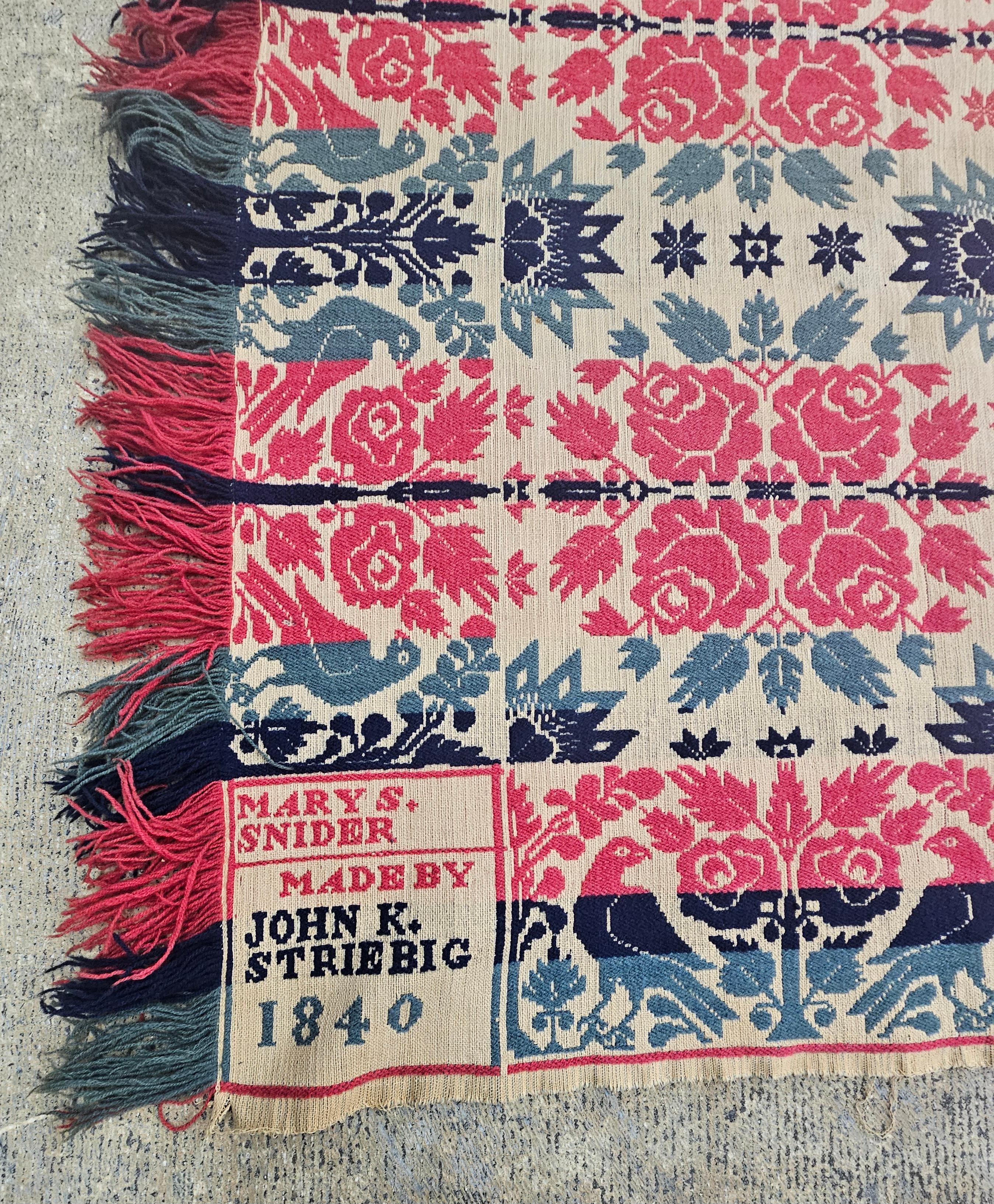 Copriletto americano Jacquard annodato a mano del 1840, firmato Mary S. Snider da John K. Striebig. Un pezzo di storia ben conservato, un copriletto originale, utilizzato ai giorni nostri come arazzo da parete.