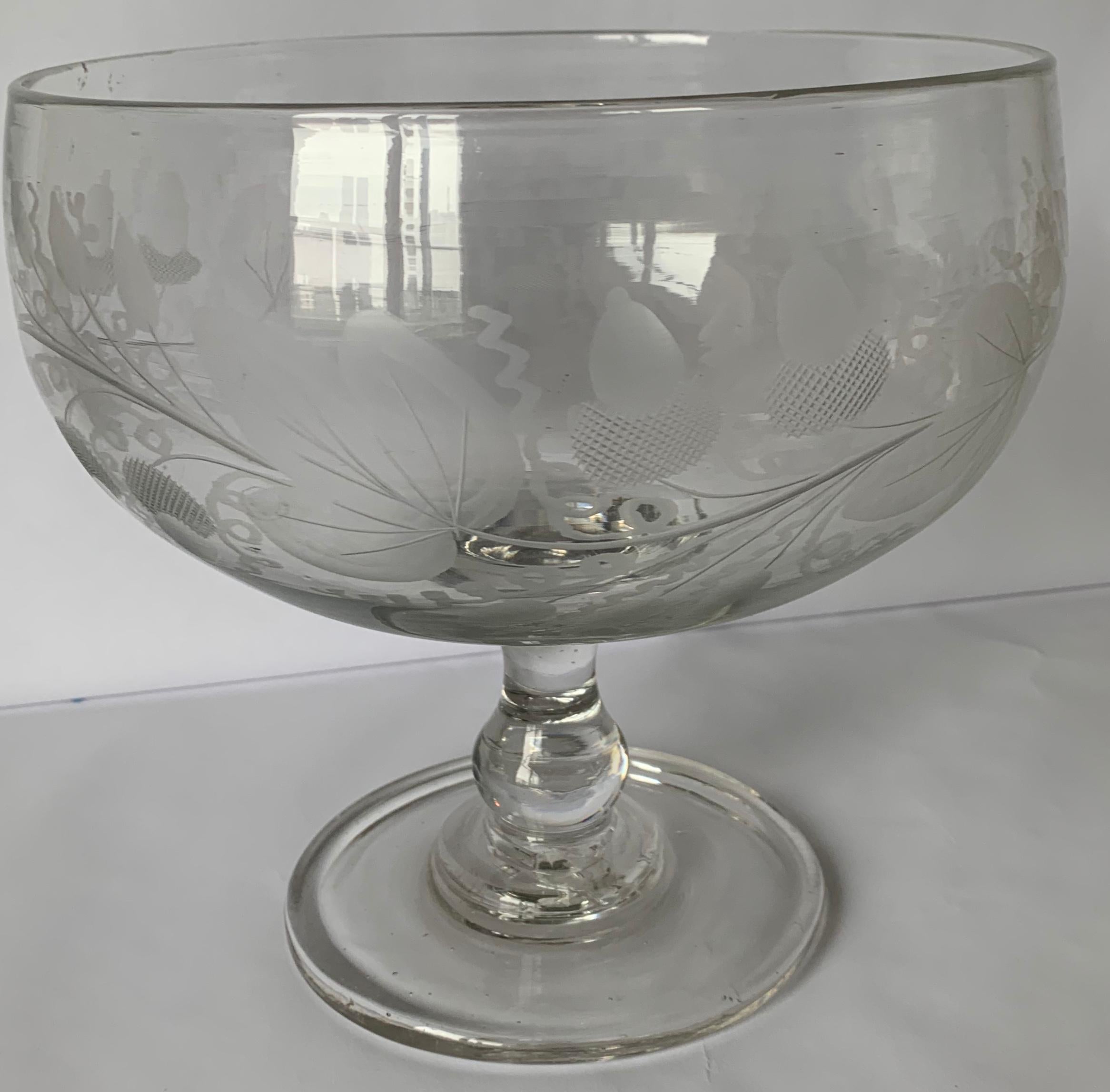 Américain 1840s Antique Compote américaine gravée en plomb soufflé en verre à pied
