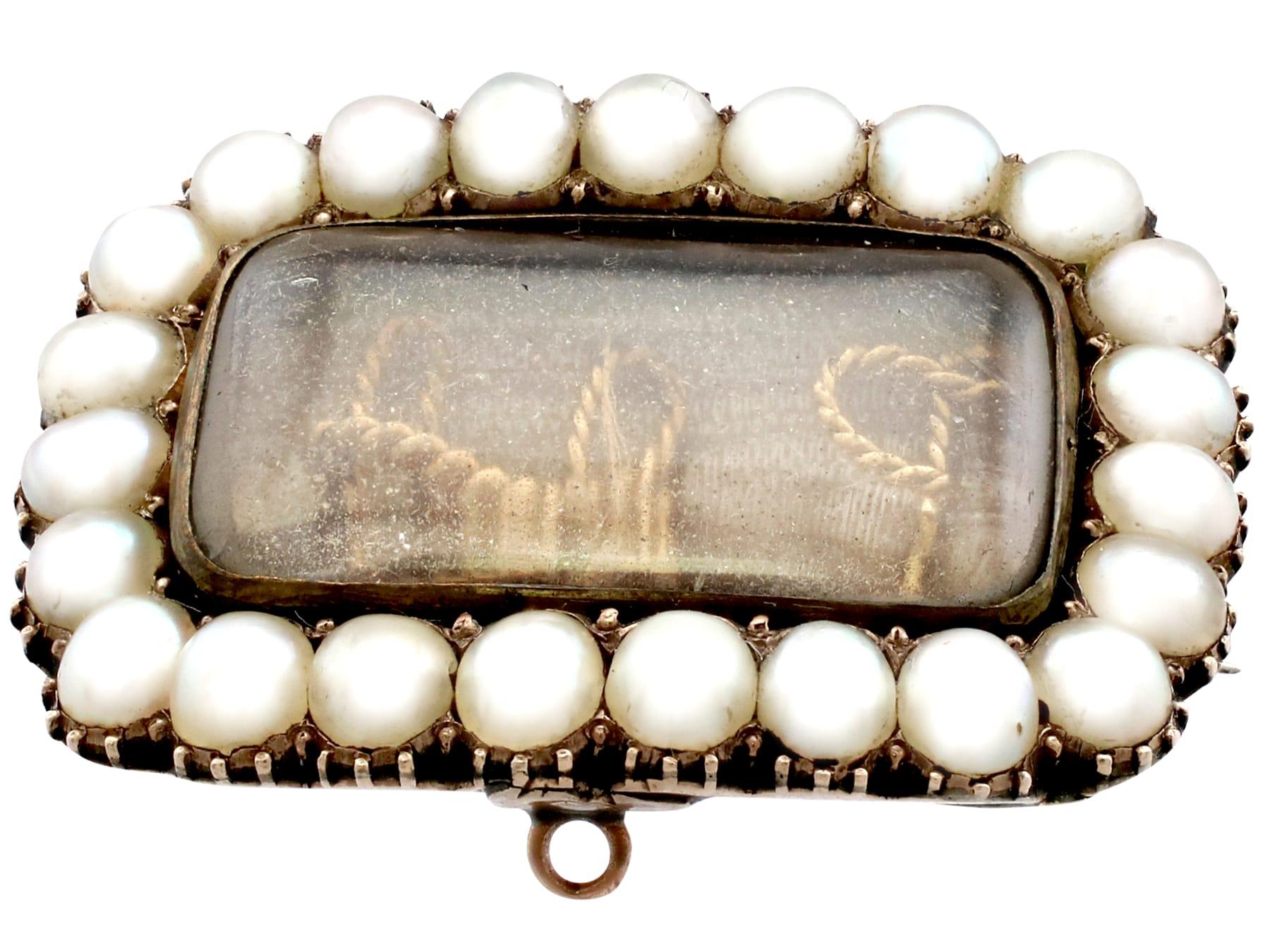 Victorien Broche commémorative en or jaune et perles anciennes des années 1840 en vente