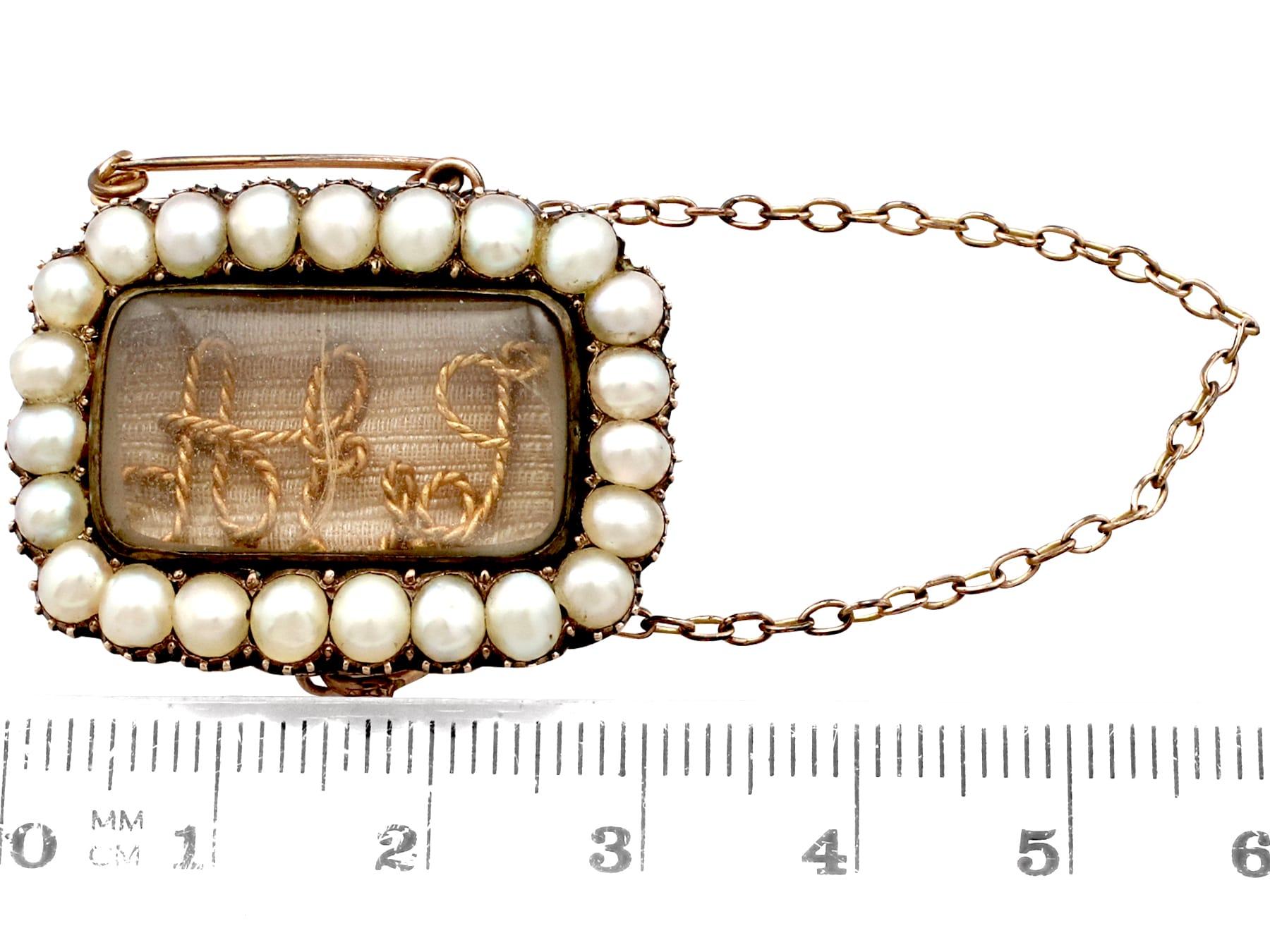 Broche commémorative en or jaune et perles anciennes des années 1840 en vente 1