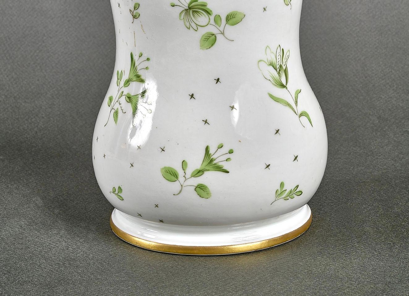 Vase en porcelaine de Dresden signé et peint à la main dans les années 1840 en vente 2
