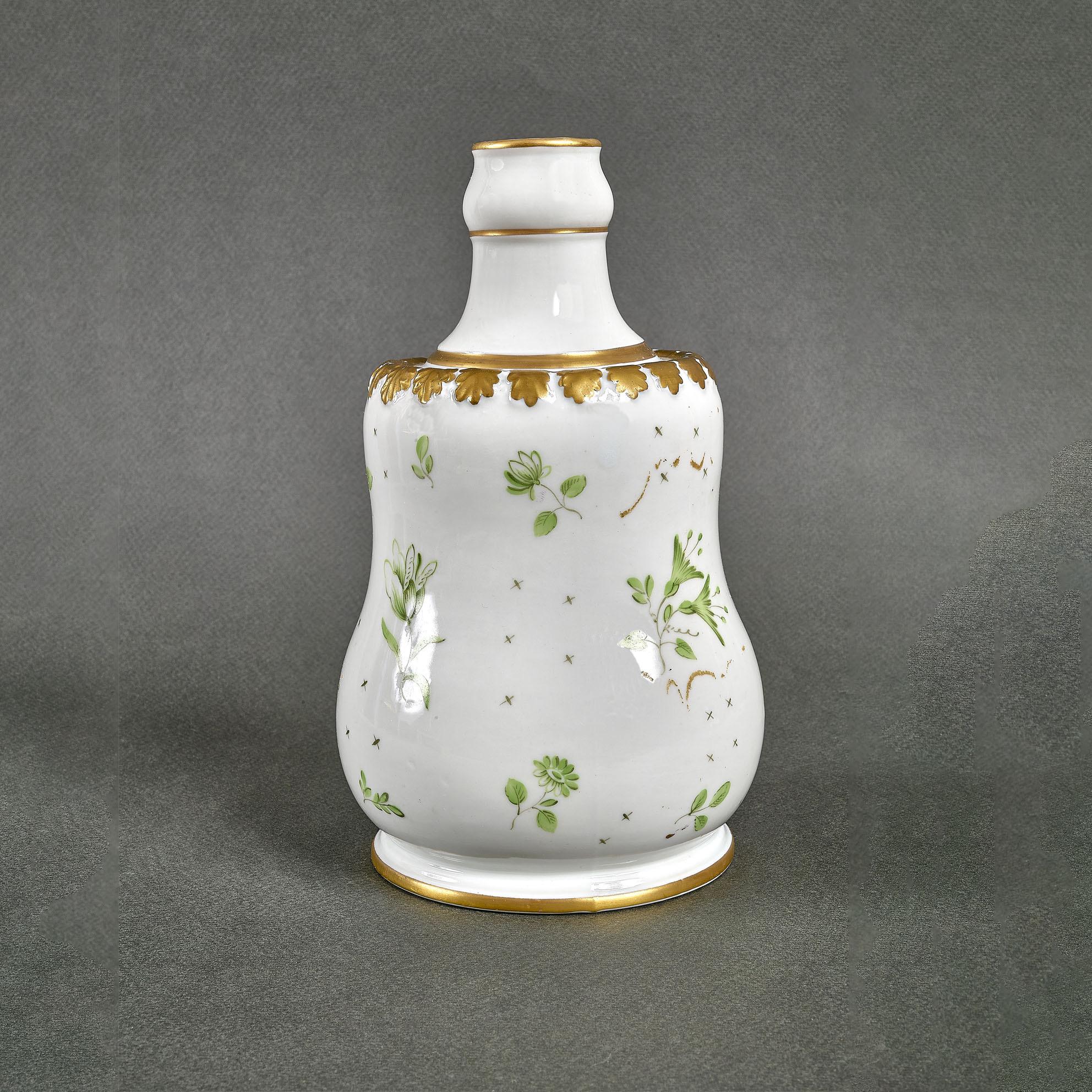 Vase en porcelaine de Dresden signé et peint à la main dans les années 1840

Magnifique et rare vase circulaire à deux anses, produit en Allemagne dans la première moitié du XIXe siècle dans le style Charles X.
Il présente d'élégantes décorations