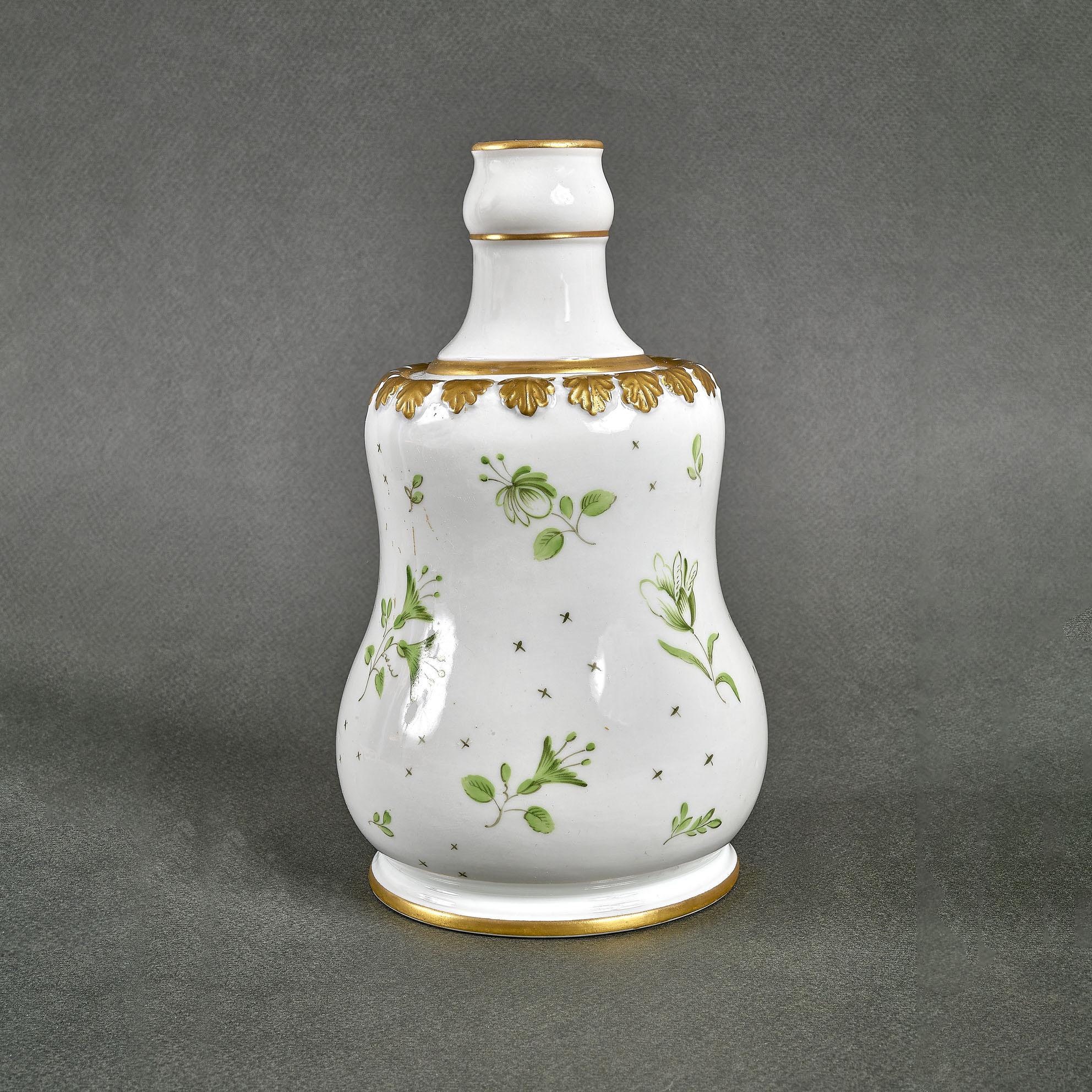 Allemand Vase en porcelaine de Dresden signé et peint à la main dans les années 1840 en vente