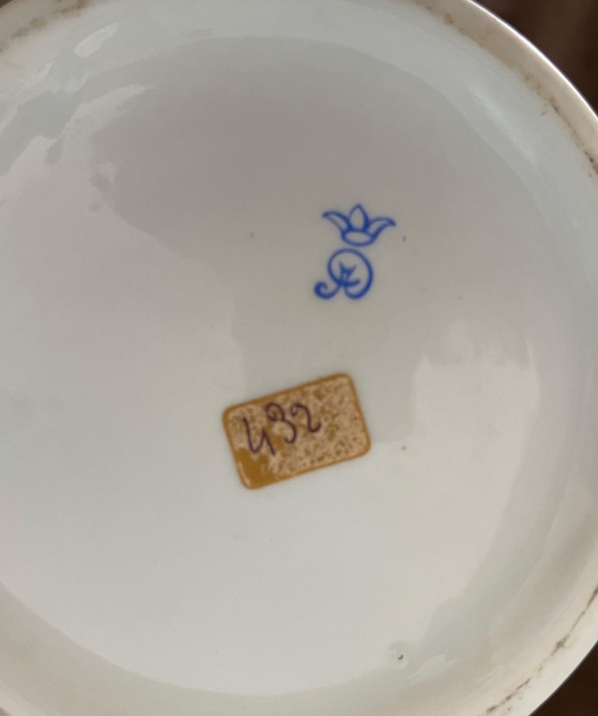 Vase en porcelaine de Dresden signé et peint à la main dans les années 1840 Bon état - En vente à Roma, IT
