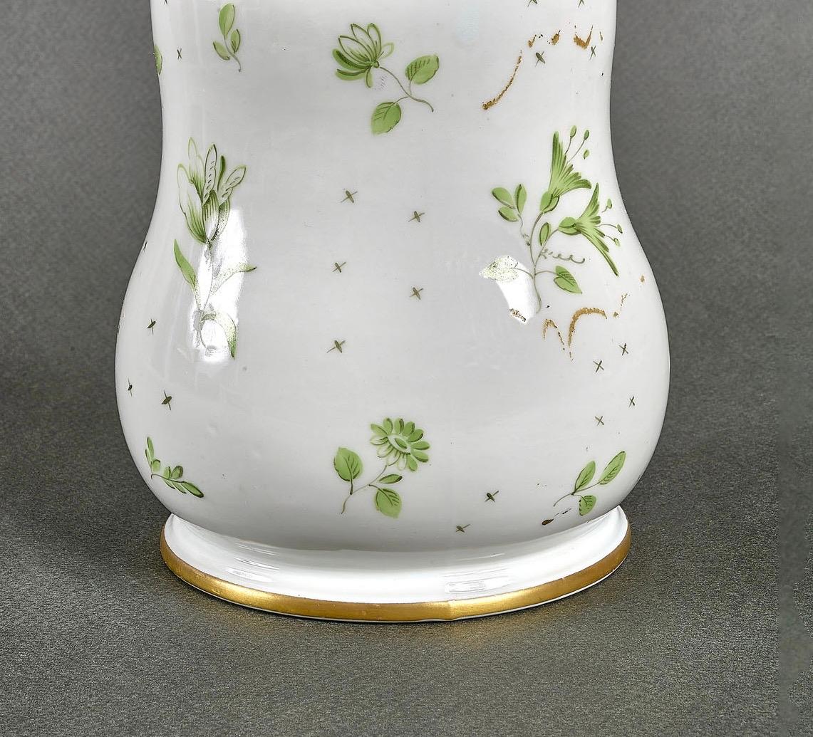 XIXe siècle Vase en porcelaine de Dresden signé et peint à la main dans les années 1840 en vente