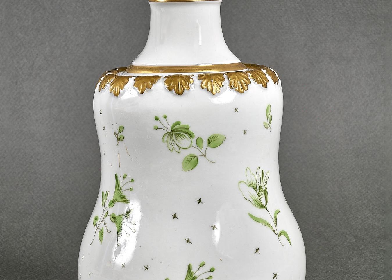 Porcelaine Vase en porcelaine de Dresden signé et peint à la main dans les années 1840 en vente