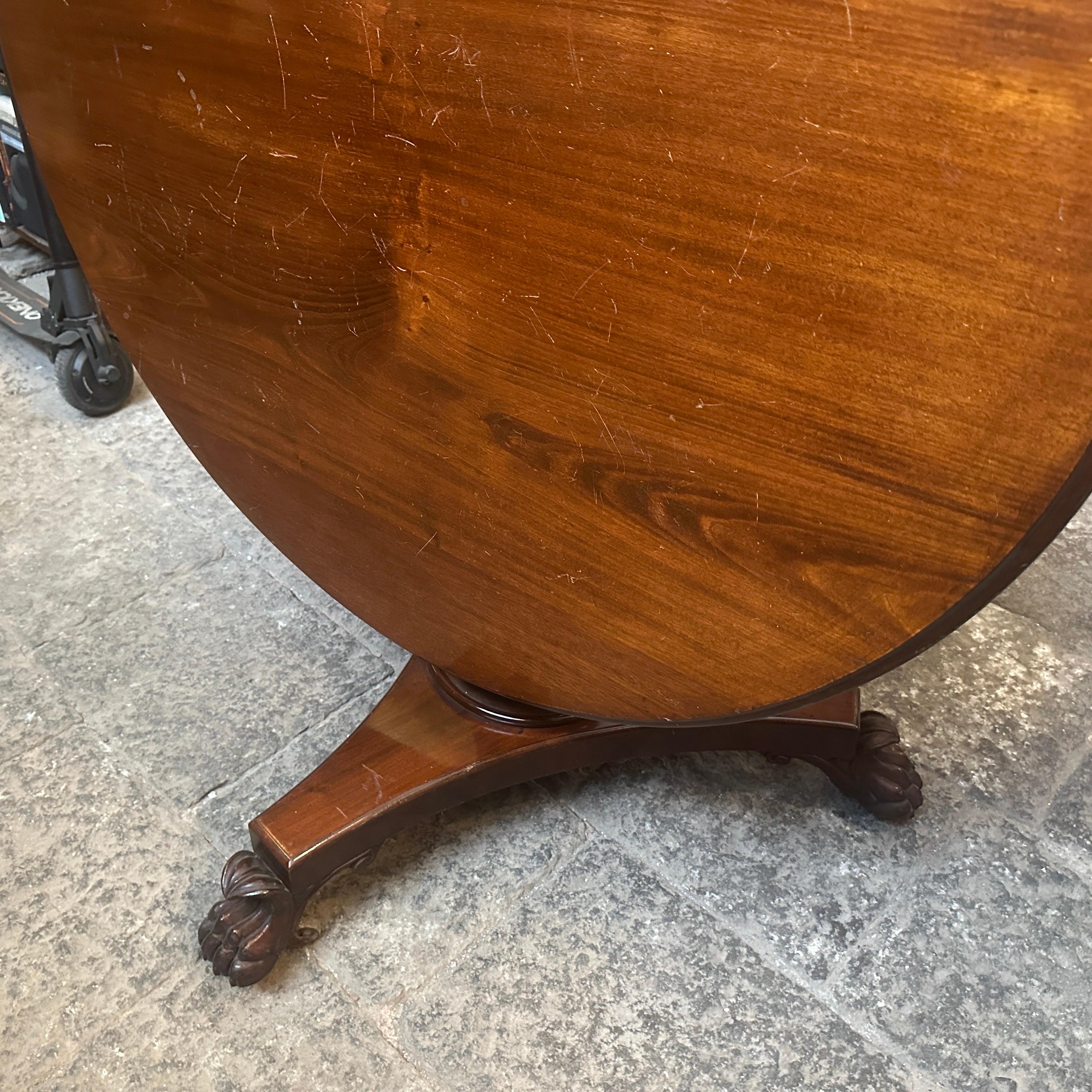 1840s Empire Veneered Mahogany Wood Sicilian Round Tilt-Top Table For Sale 8