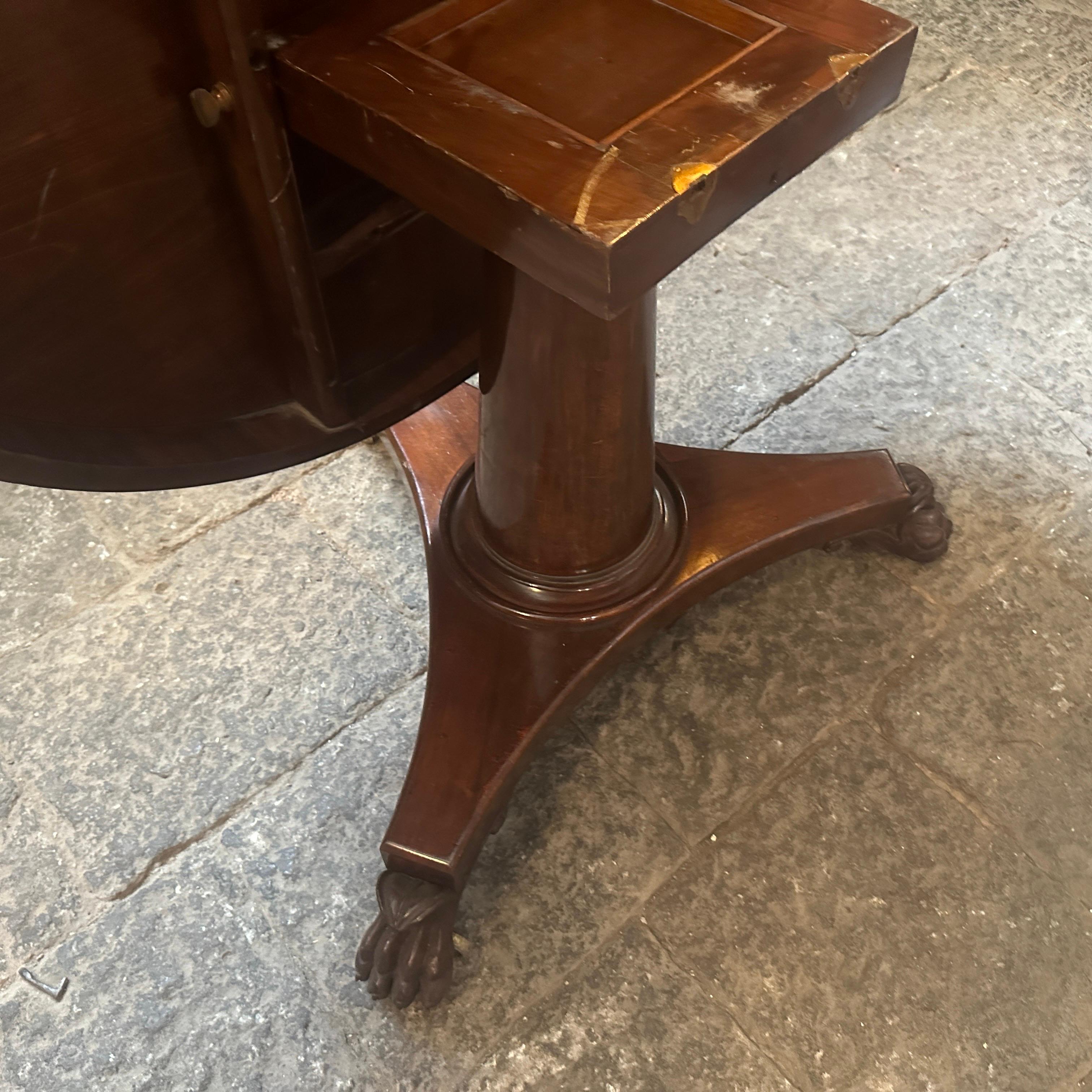 1840s Empire Veneered Mahogany Wood Sicilian Round Tilt-Top Table For Sale 9