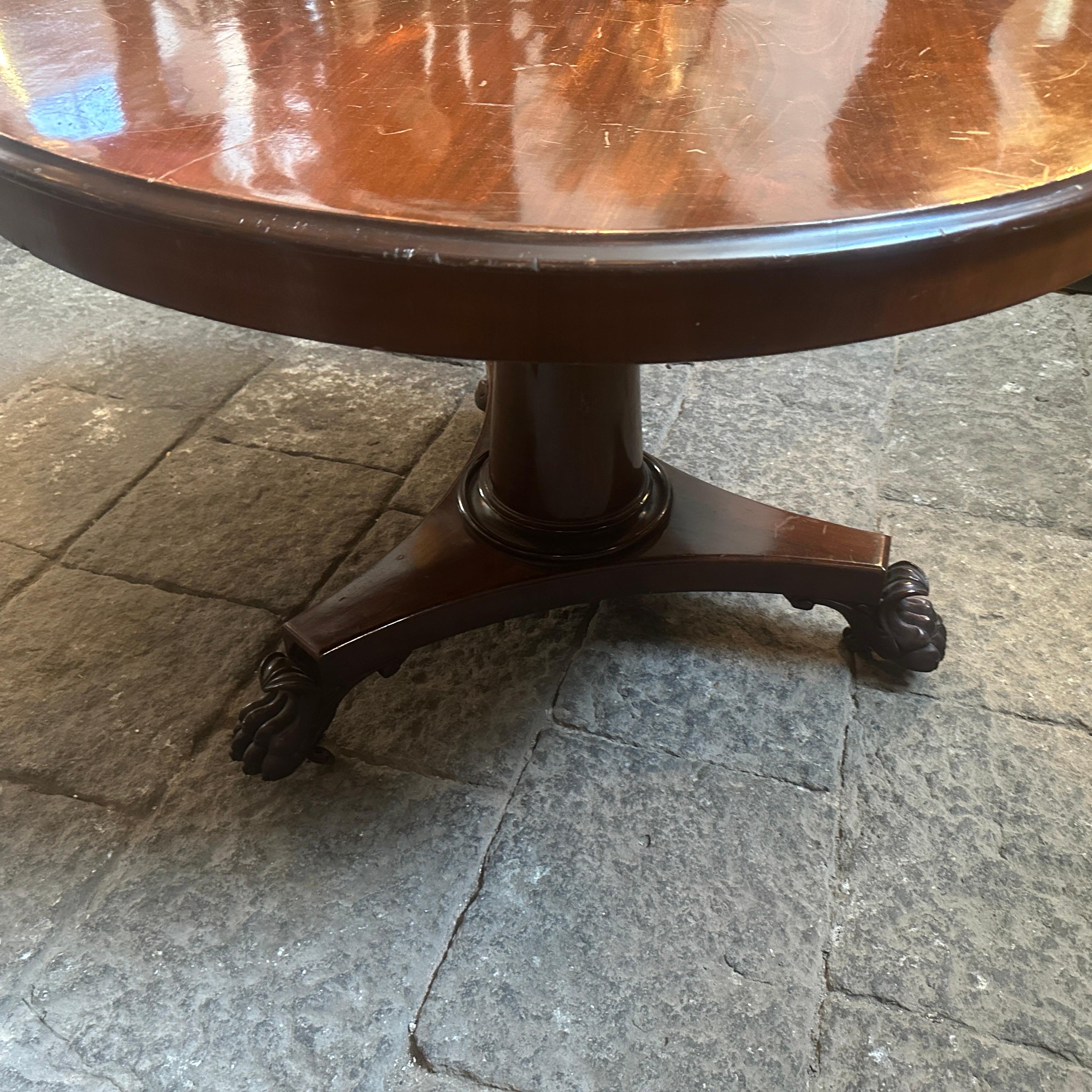1840s Empire Veneered Mahogany Wood Sicilian Round Tilt-Top Table For Sale 4