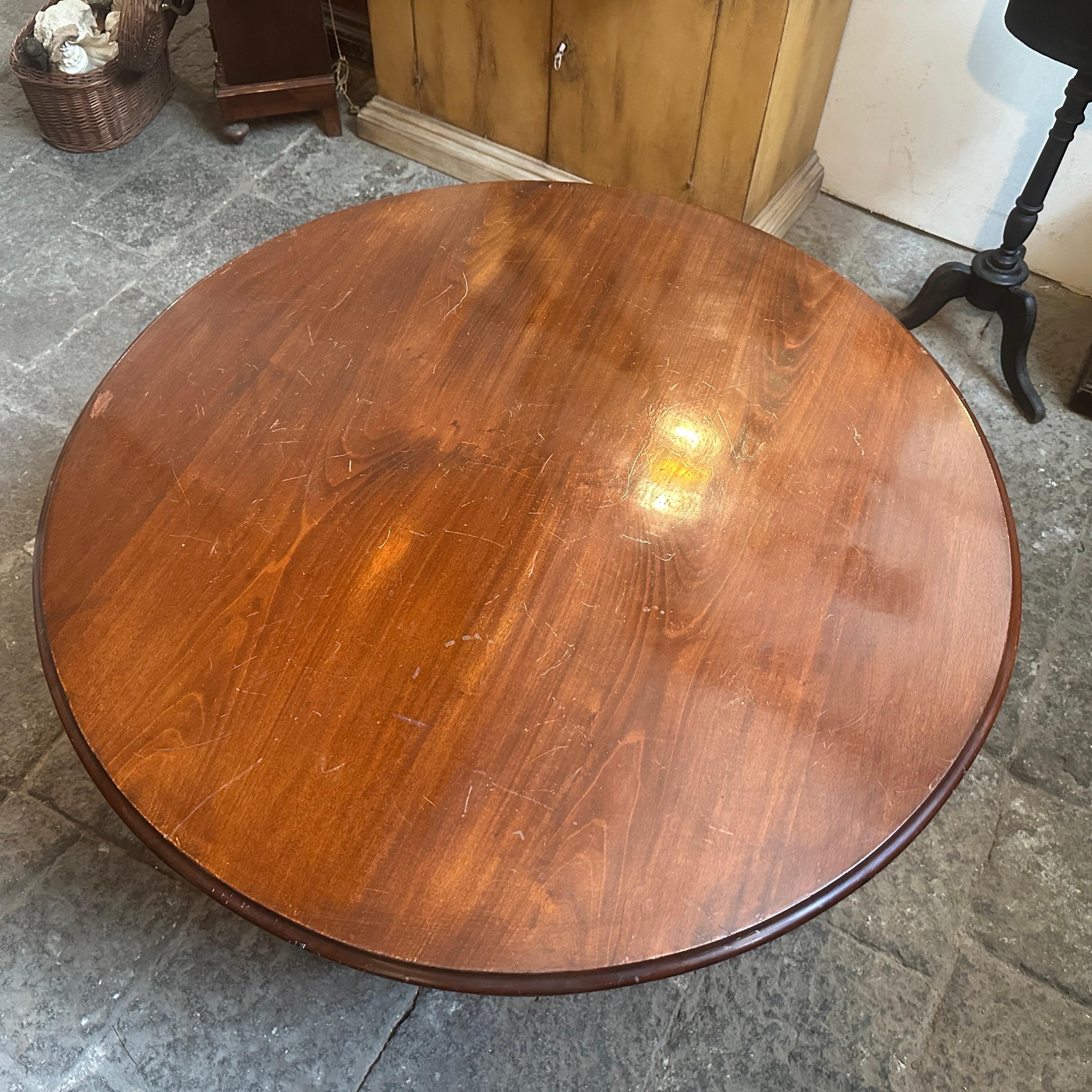 1840s Empire Veneered Mahogany Wood Sicilian Round Tilt-Top Table For Sale 5