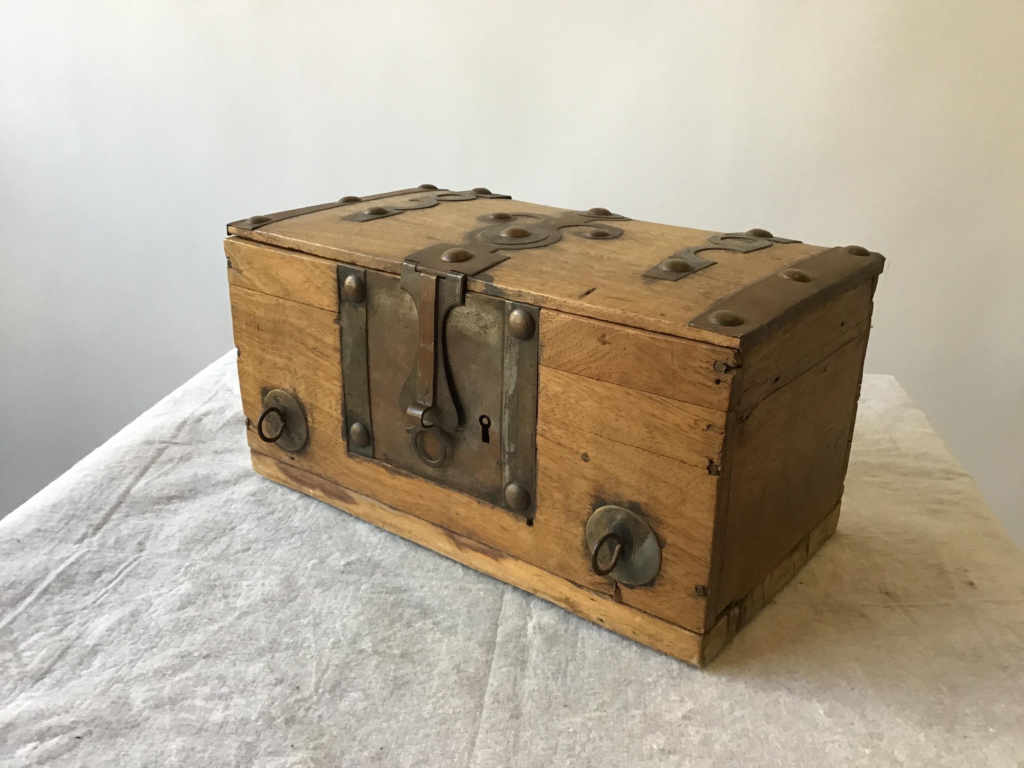1840s European Document Box In Good Condition For Sale In Tarrytown, NY