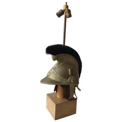 Lámpara con casco de bombero francés de 1840 sobre base