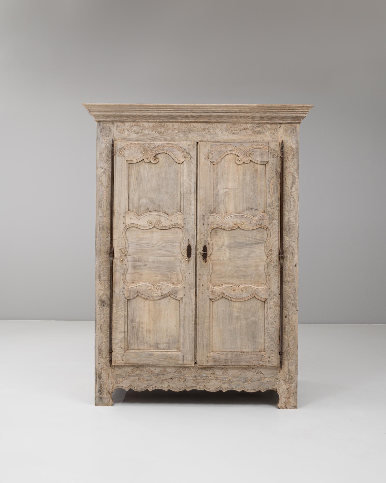 Questo mobile della provincia francese del 1840 è un ottimo esempio di artigianato rurale della metà del XIX secolo. Realizzato in rovere massiccio, presenta splendidi pannelli intagliati a mano con modanature smerlate e motivi decorativi tipici