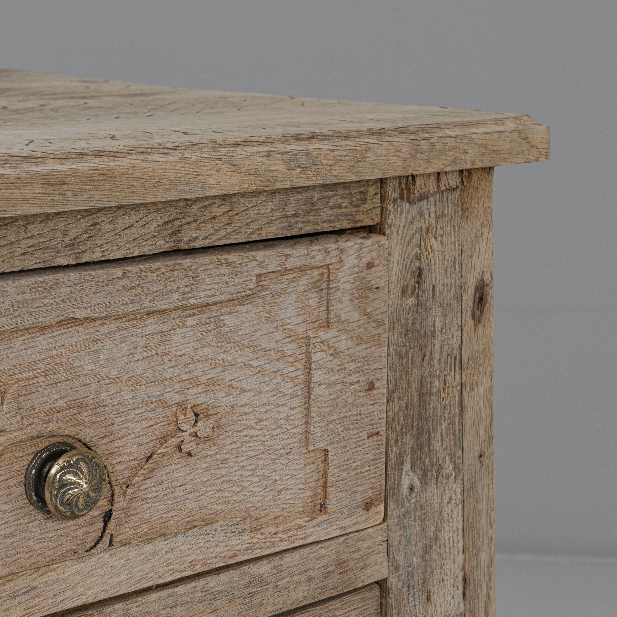 Cómoda Gustaviana Francesa De Roble De 1840 Con Tallas Florales en venta 4