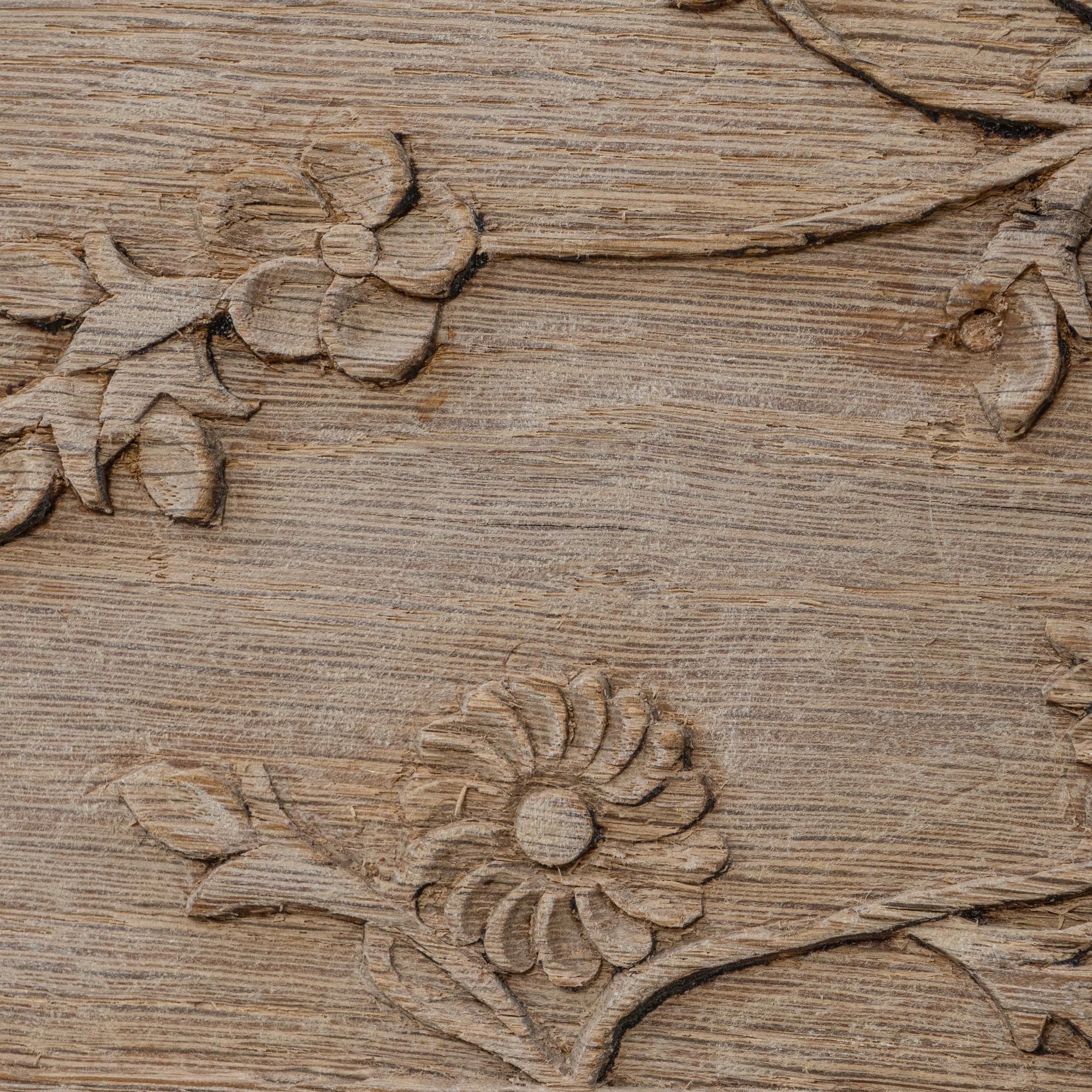 Cómoda Gustaviana Francesa De Roble De 1840 Con Tallas Florales en venta 5