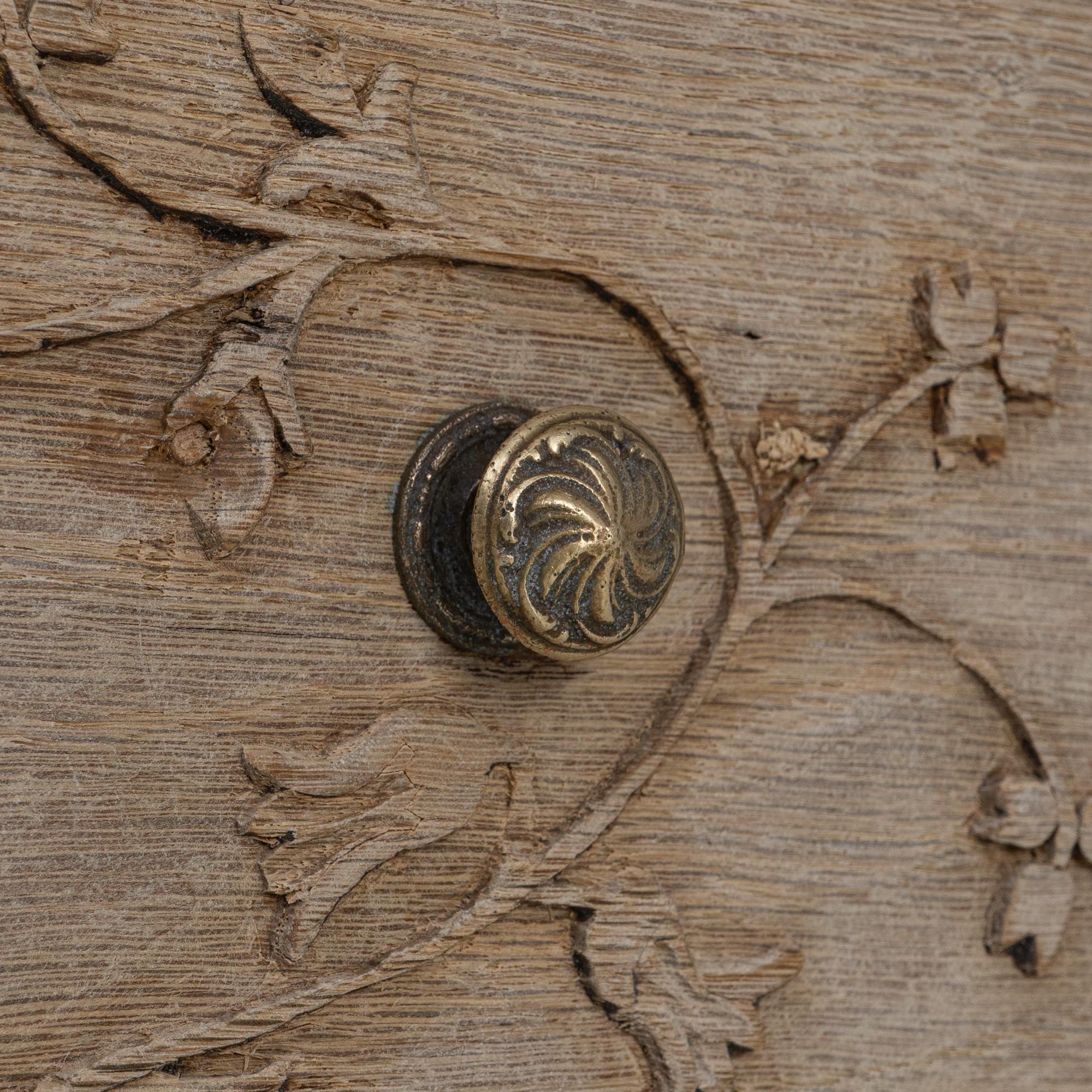 Cómoda Gustaviana Francesa De Roble De 1840 Con Tallas Florales en venta 6