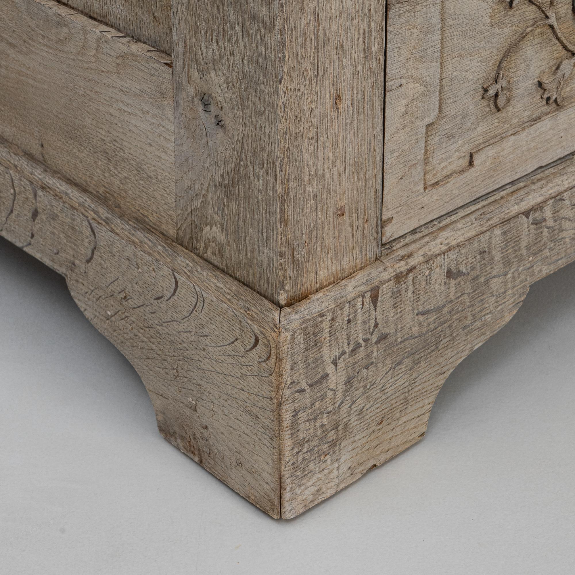 Cómoda Gustaviana Francesa De Roble De 1840 Con Tallas Florales en venta 7