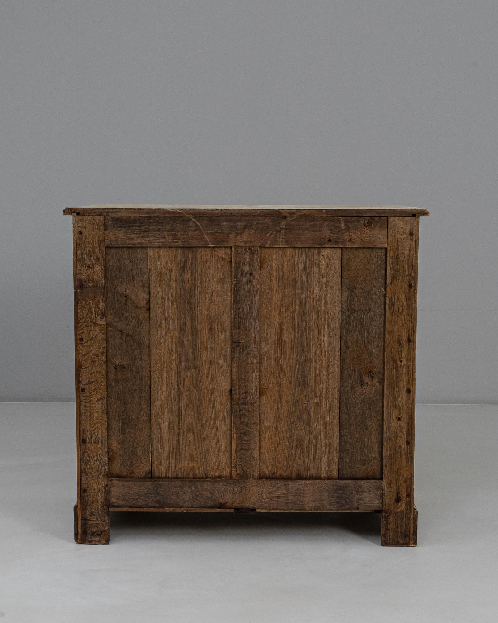 Cómoda Gustaviana Francesa De Roble De 1840 Con Tallas Florales en venta 8