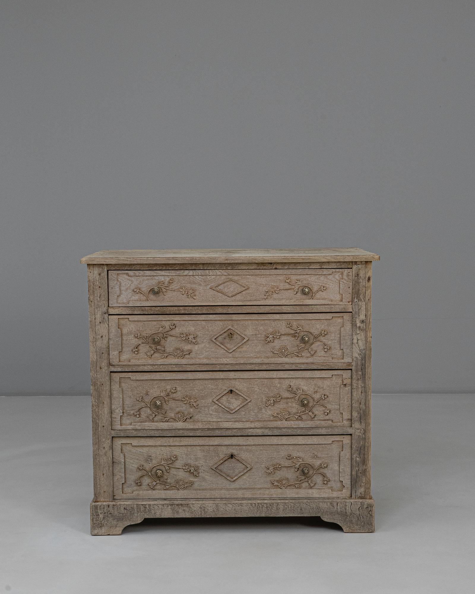 Cómoda francesa de roble Gustaviano de 1840 con tallas florales. Esta elegante cómoda refleja el sobrio refinamiento de la estética Gustaviana, mezclando líneas limpias con delicados detalles decorativos. Realizada en roble con un acabado suavemente