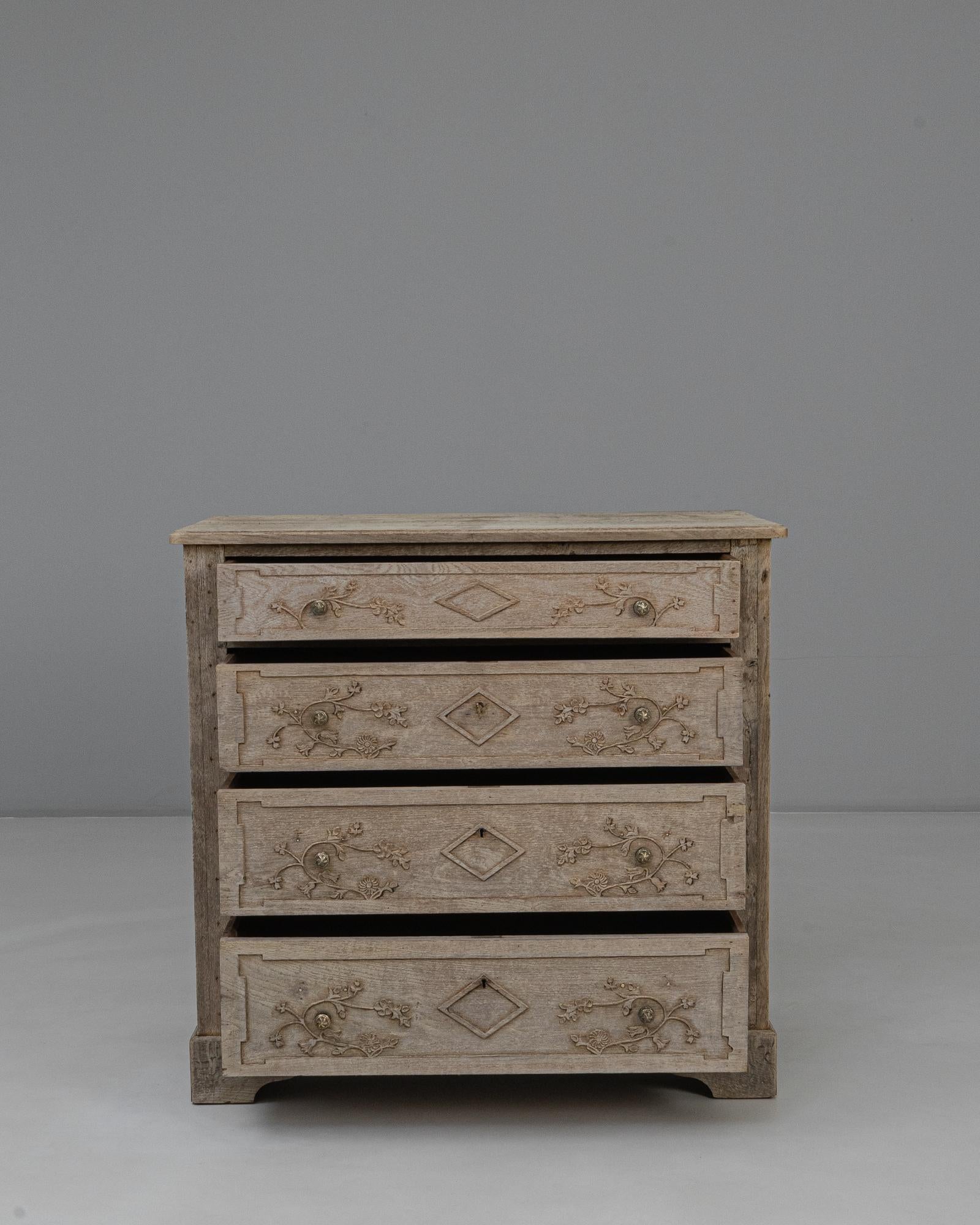 Cómoda Gustaviana Francesa De Roble De 1840 Con Tallas Florales Gustaviano en venta