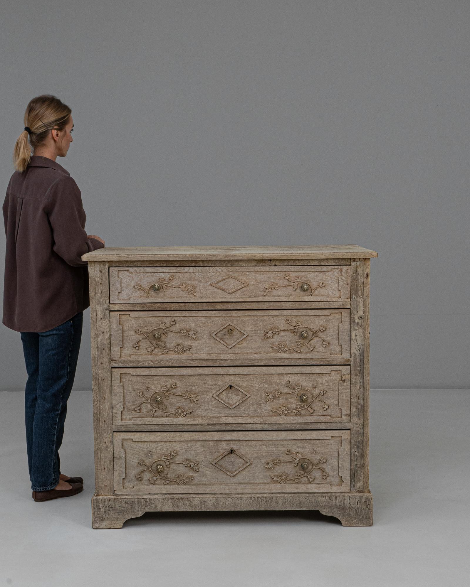 Cómoda Gustaviana Francesa De Roble De 1840 Con Tallas Florales Francés en venta