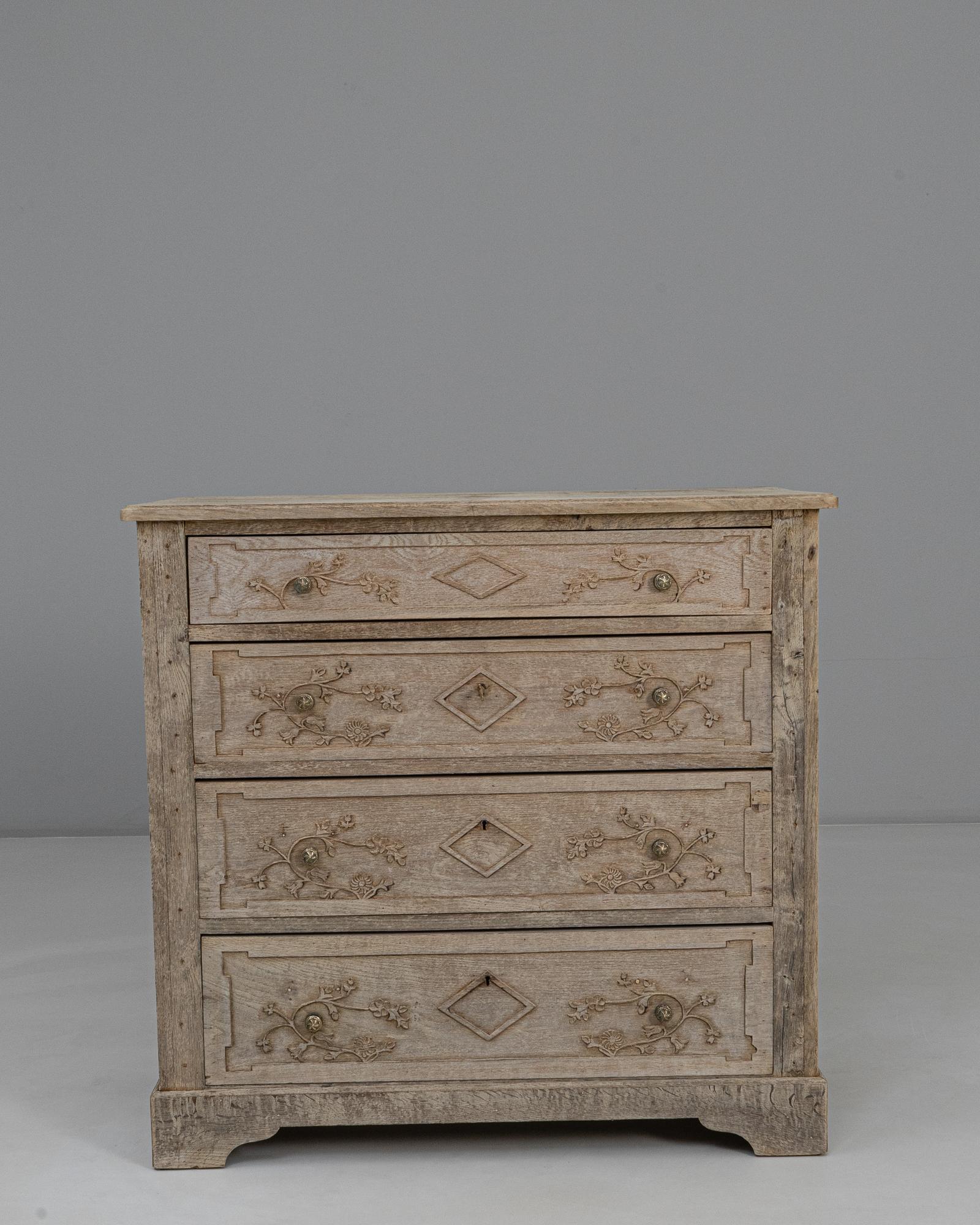 Cómoda Gustaviana Francesa De Roble De 1840 Con Tallas Florales en Bueno estado para la venta en High Point, NC