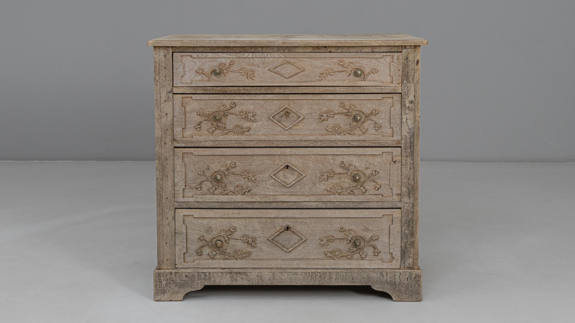 Cómoda Gustaviana Francesa De Roble De 1840 Con Tallas Florales siglo XIX en venta