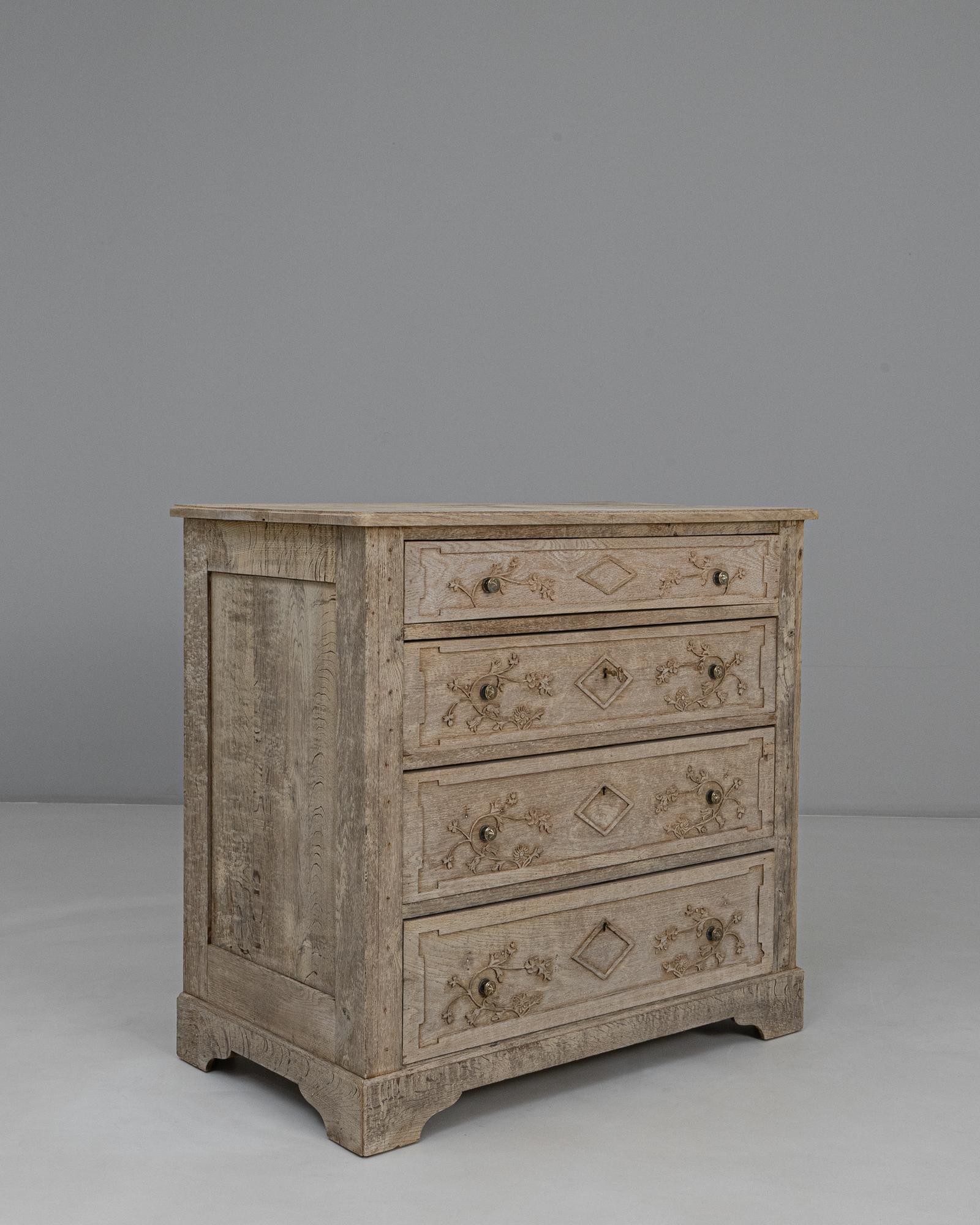 Cómoda Gustaviana Francesa De Roble De 1840 Con Tallas Florales en venta 1