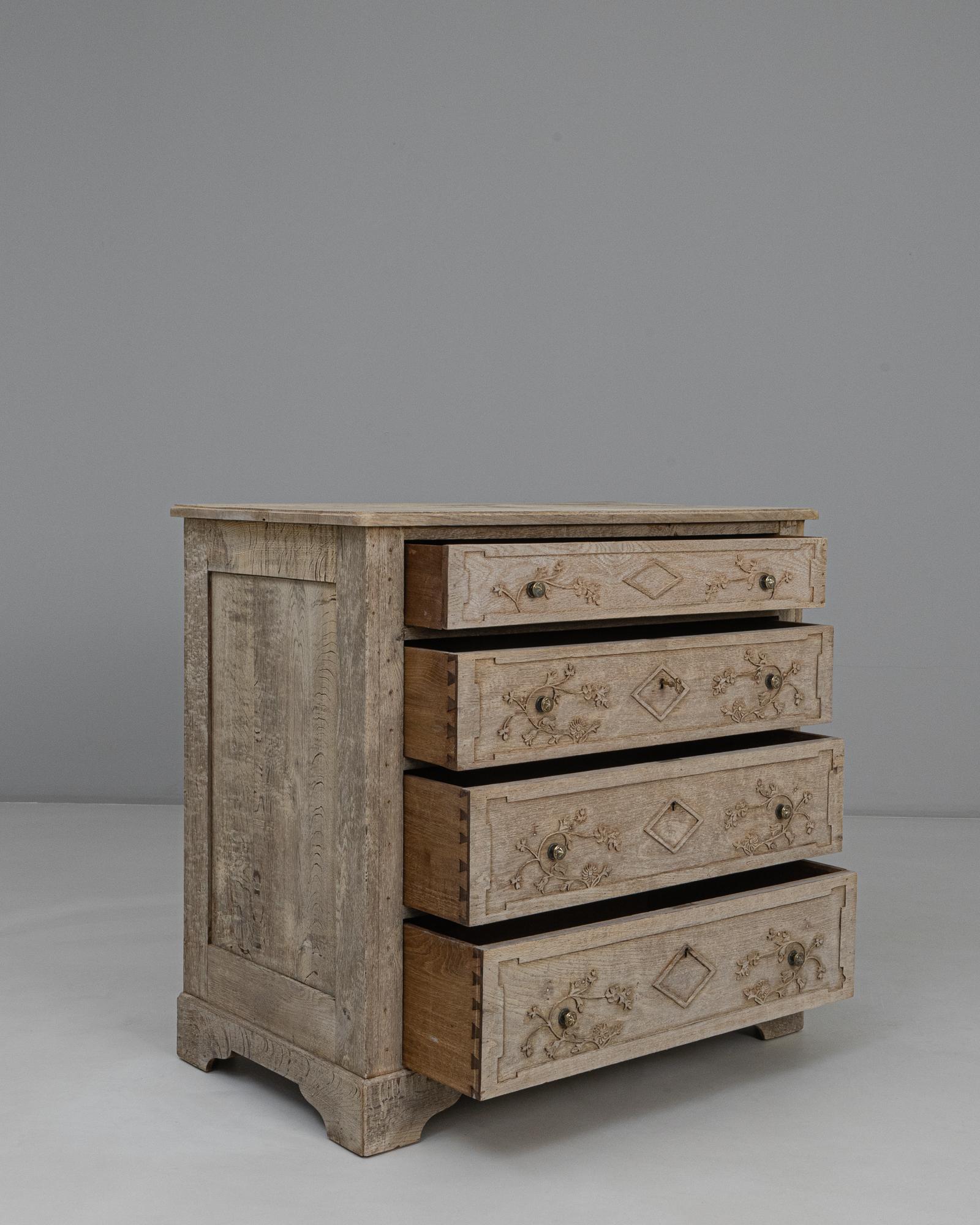 Cómoda Gustaviana Francesa De Roble De 1840 Con Tallas Florales en venta 2