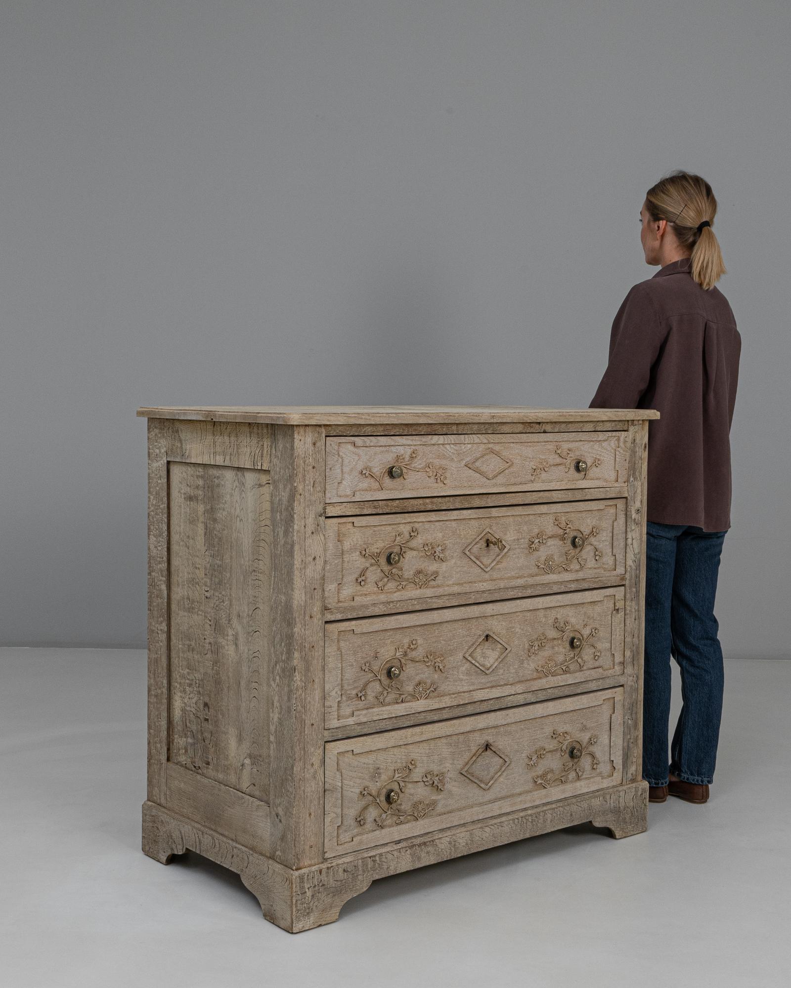 Cómoda Gustaviana Francesa De Roble De 1840 Con Tallas Florales en venta 3