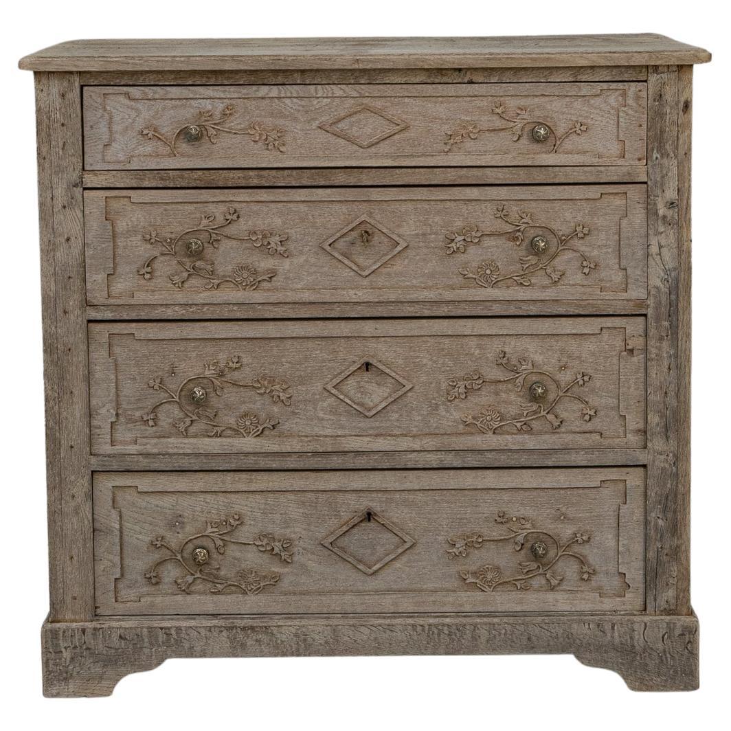 Cómoda Gustaviana Francesa De Roble De 1840 Con Tallas Florales en venta