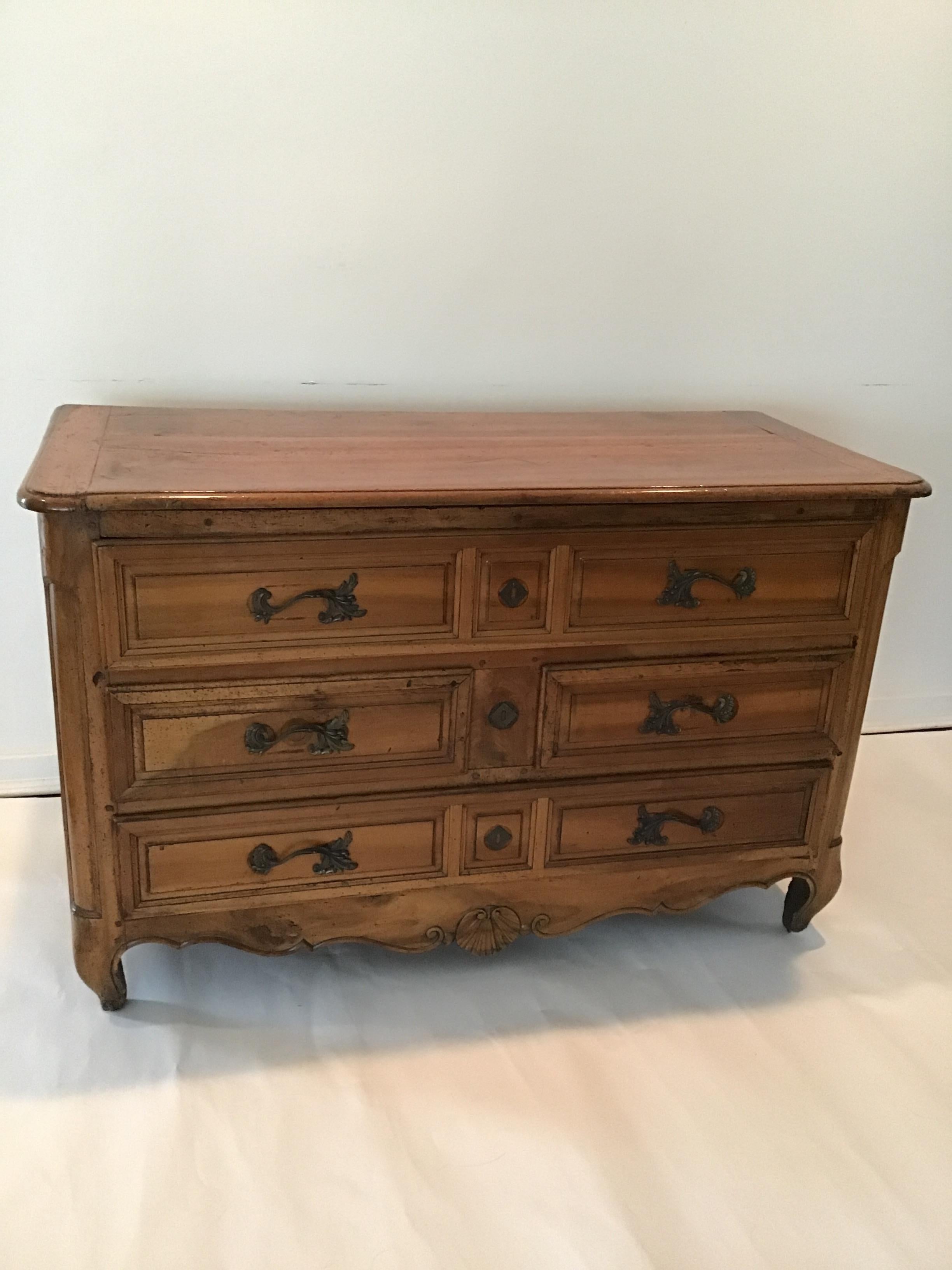 1840s French Provincial Louis XV Chest of Drawers In Good Condition For Sale In Tarrytown, NY