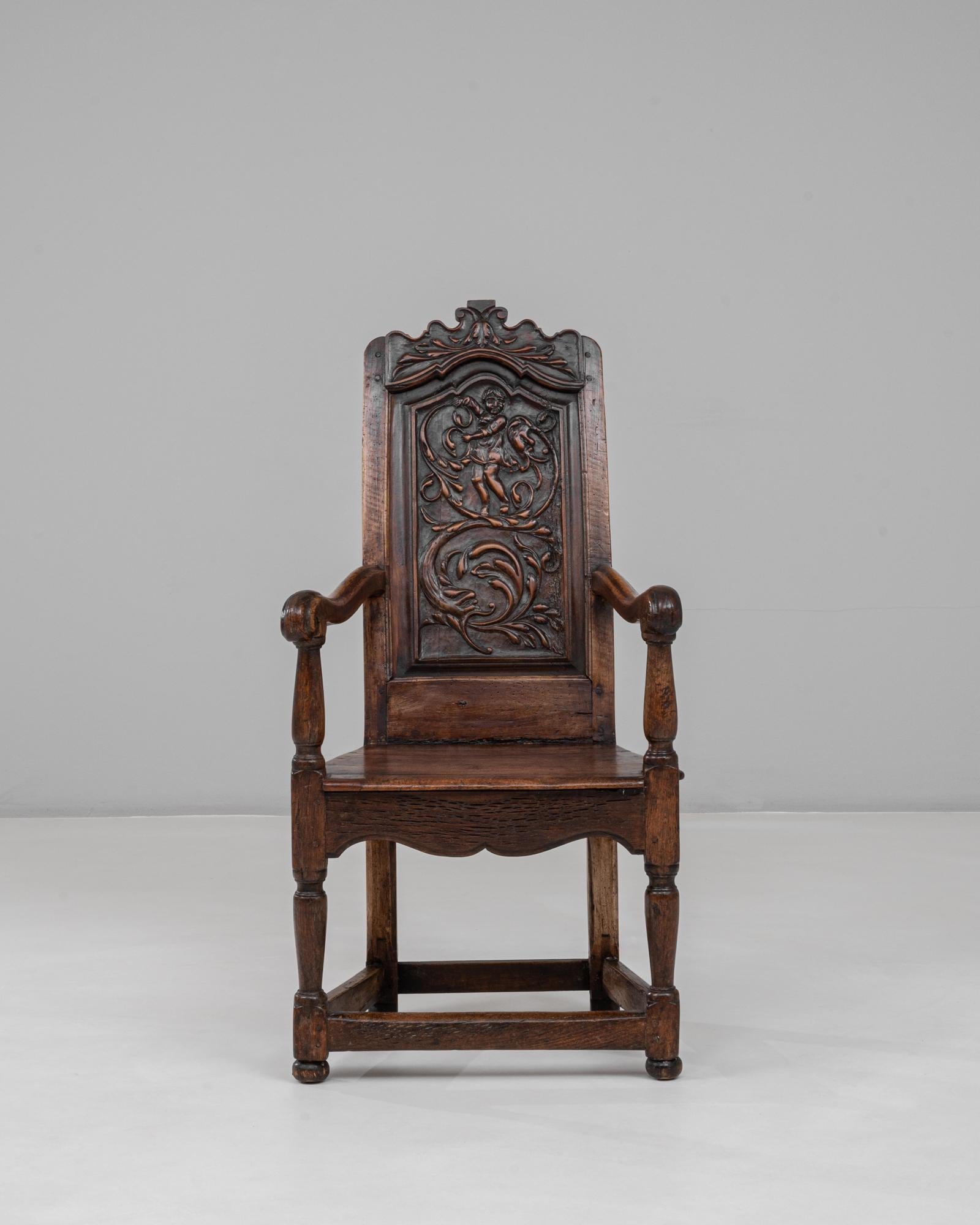 Ce trône en bois français des années 1840, sculpté à la main, témoigne du raffinement de l'artisanat et des détails sculpturaux caractéristiques du mobilier provincial du début du XIXe siècle. Le haut dossier est richement sculpté de volutes fluides