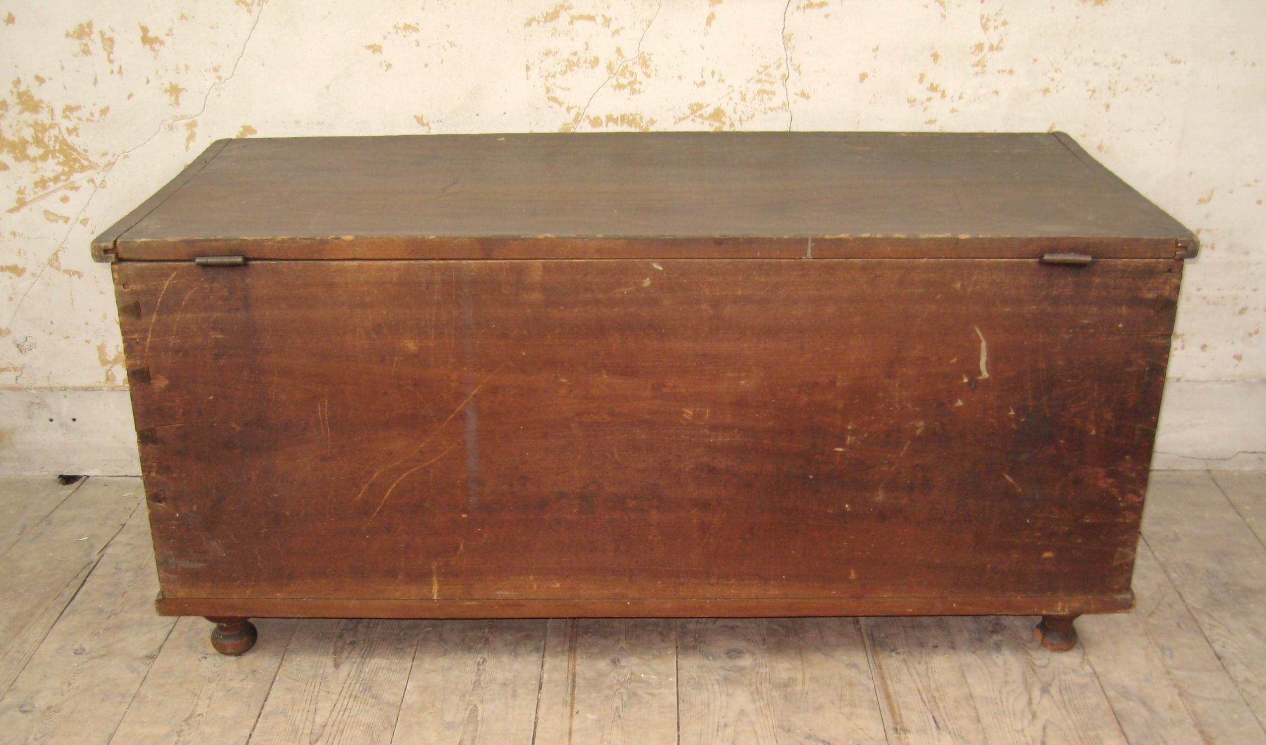 Coffre à couvertures primitif en pin rouge à 6 planches, datant de 1840 en vente 3