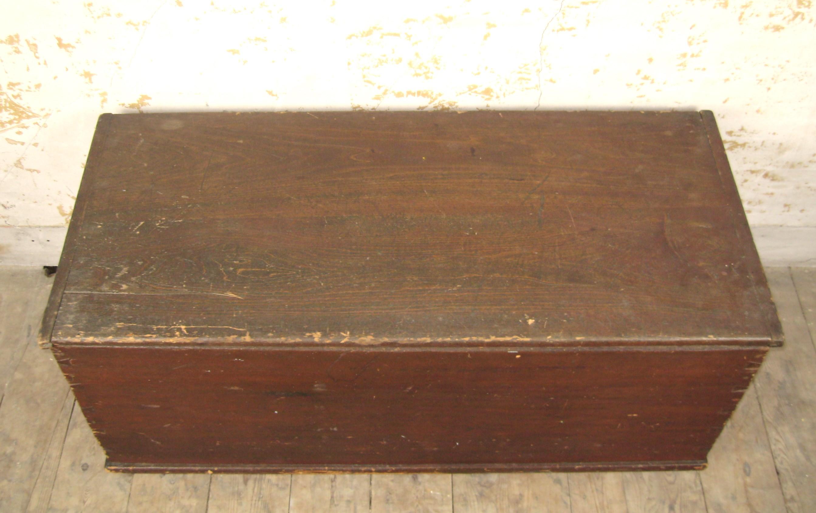Cet authentique coffre à couvertures primitif en pin à 6 planches est une trouvaille rare pour les collectionneurs et les amateurs de meubles historiques. Sa couleur rouge, son thème campagnard et son matériau en bois en font un ajout unique à tout