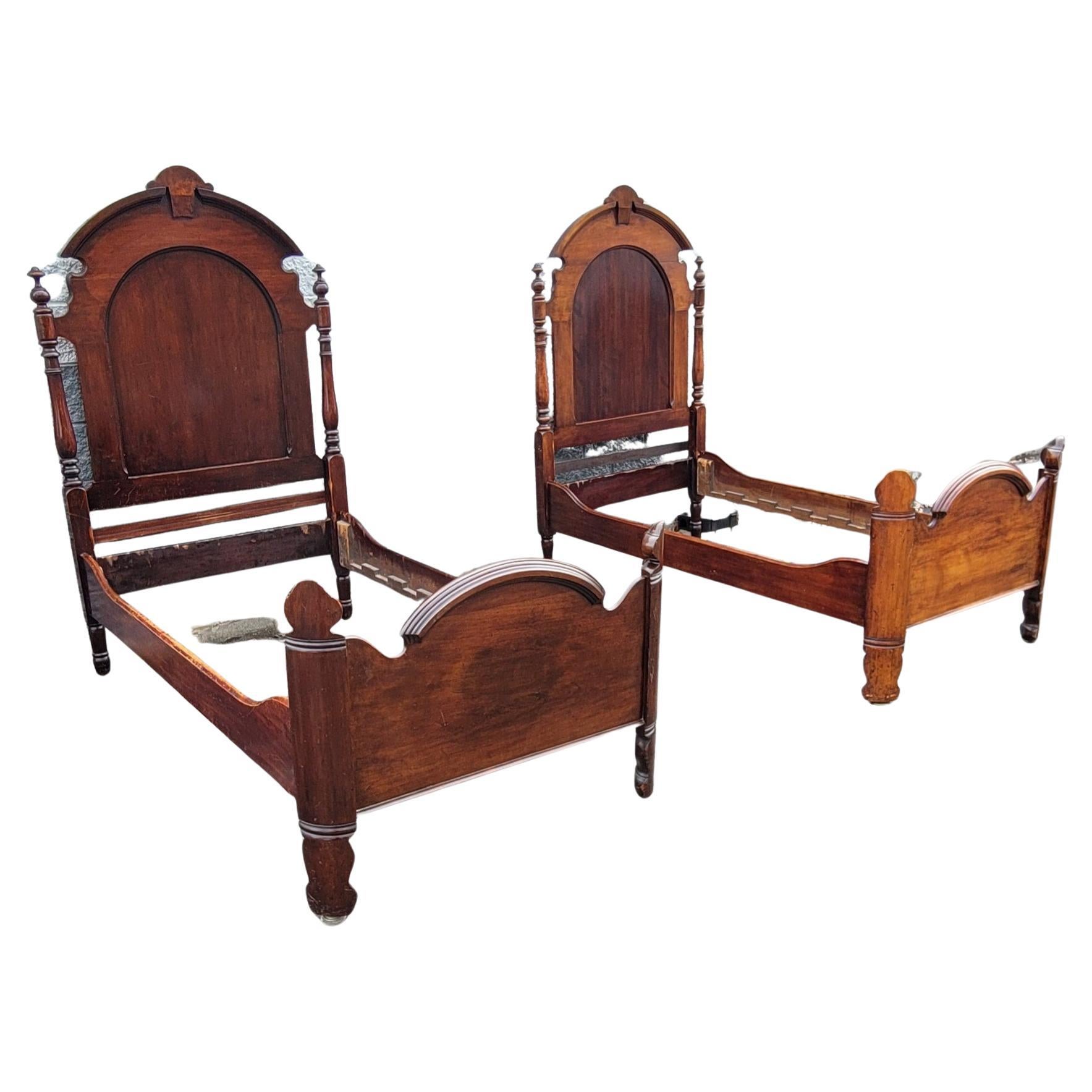 1840er Jahre viktorianische Mahagoni-Bettgestelle mit hoher Rückenlehne für zwei Personen, ein Paar im Angebot 6