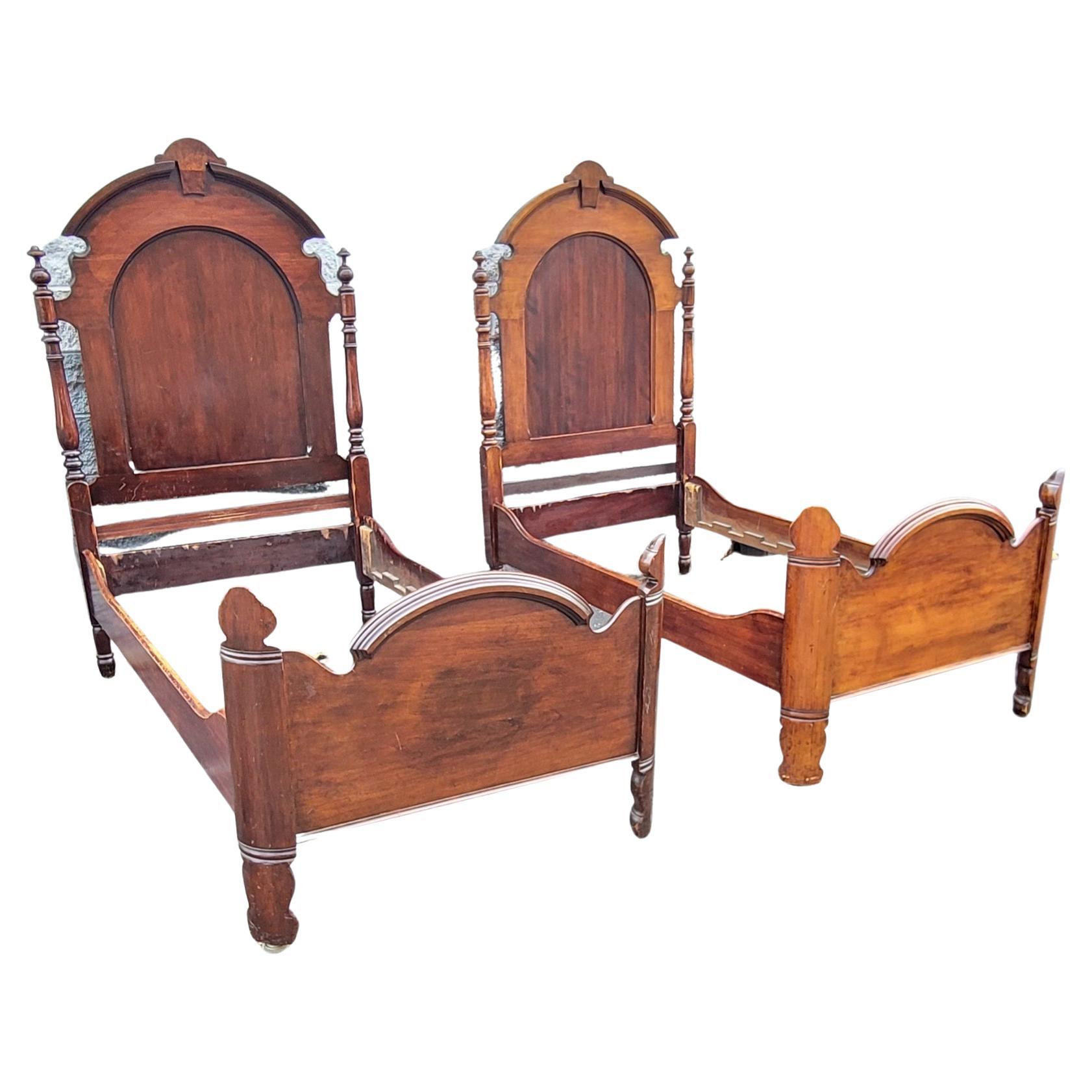 1840er Jahre viktorianische Mahagoni-Bettgestelle mit hoher Rückenlehne für zwei Personen, ein Paar im Angebot 7