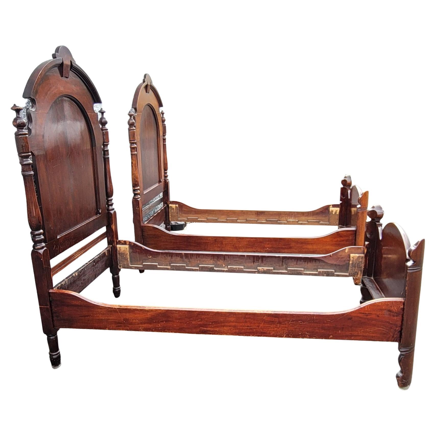1840s Victorian Mahogany High Back Twin Bedsteads, a Pair In Good Condition For Sale In Germantown, MD