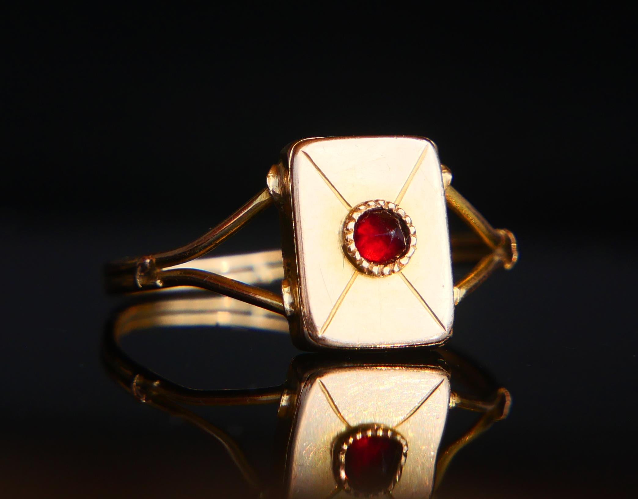 Baroque Revival 1841 Antique Poison Ring Garnet solid 18K Gold Ø 6.75 US / 1.4 gr