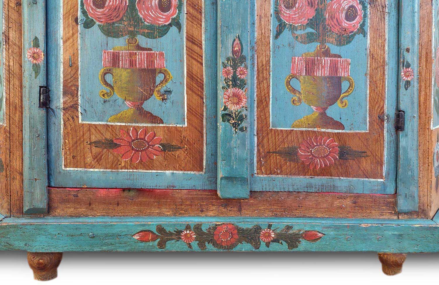 1841 Armoire peinte à motifs floraux bleus - Alpes européennes en vente 1